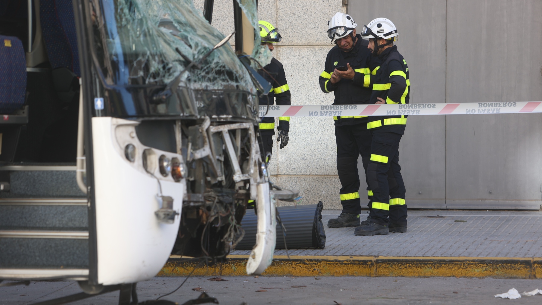 Bomberos minutos después del accidente de autobús en Cádiz (EUROPA PRESS).