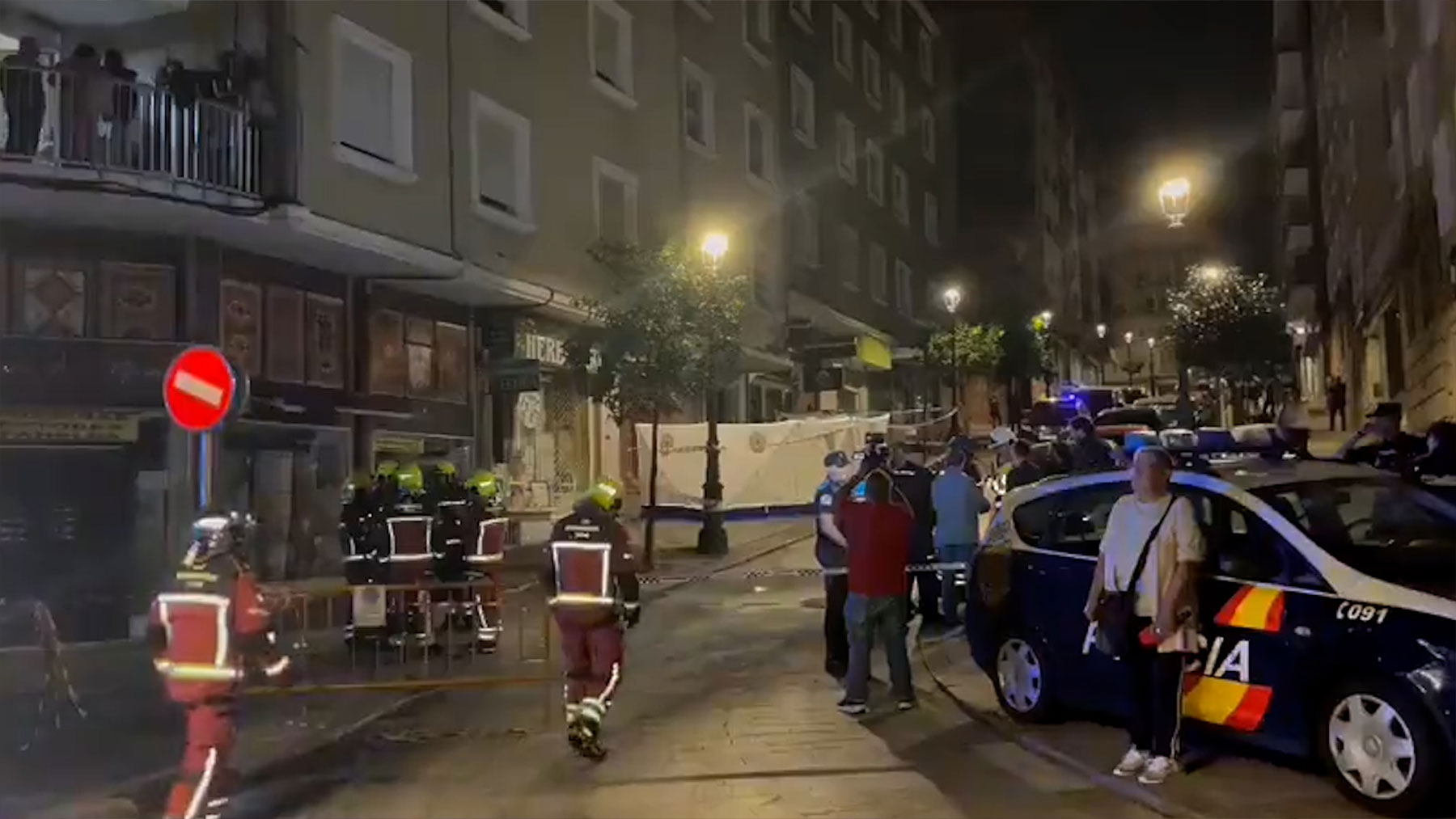 Los bomberos consiguen sofocar el incendio que se ha cobrado las vidas de tres niños y una mujer en Vigo.