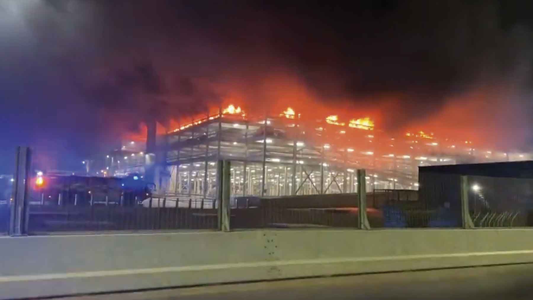 Incendio en el aeropuerto de Luton (Londres)