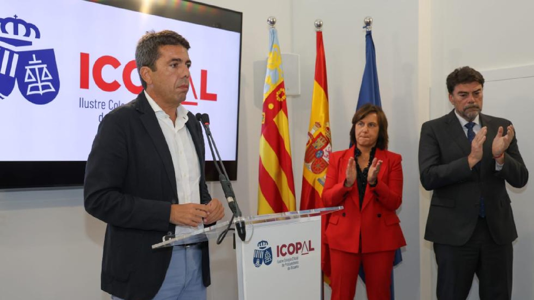 Carlos Mazón, este martes, en el nuevo Colegio Oficial de Procuradores de Alicante. Al fondo, el alcalde de la ciudad Luis Barcala.