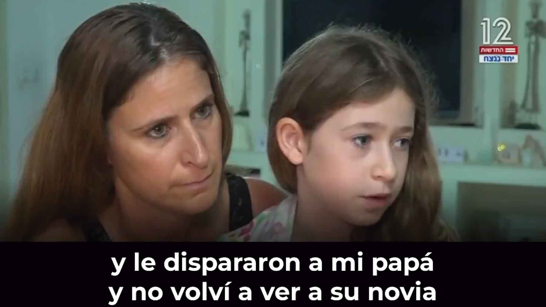 La menor víctima del ataque de Hamás junto a su madre