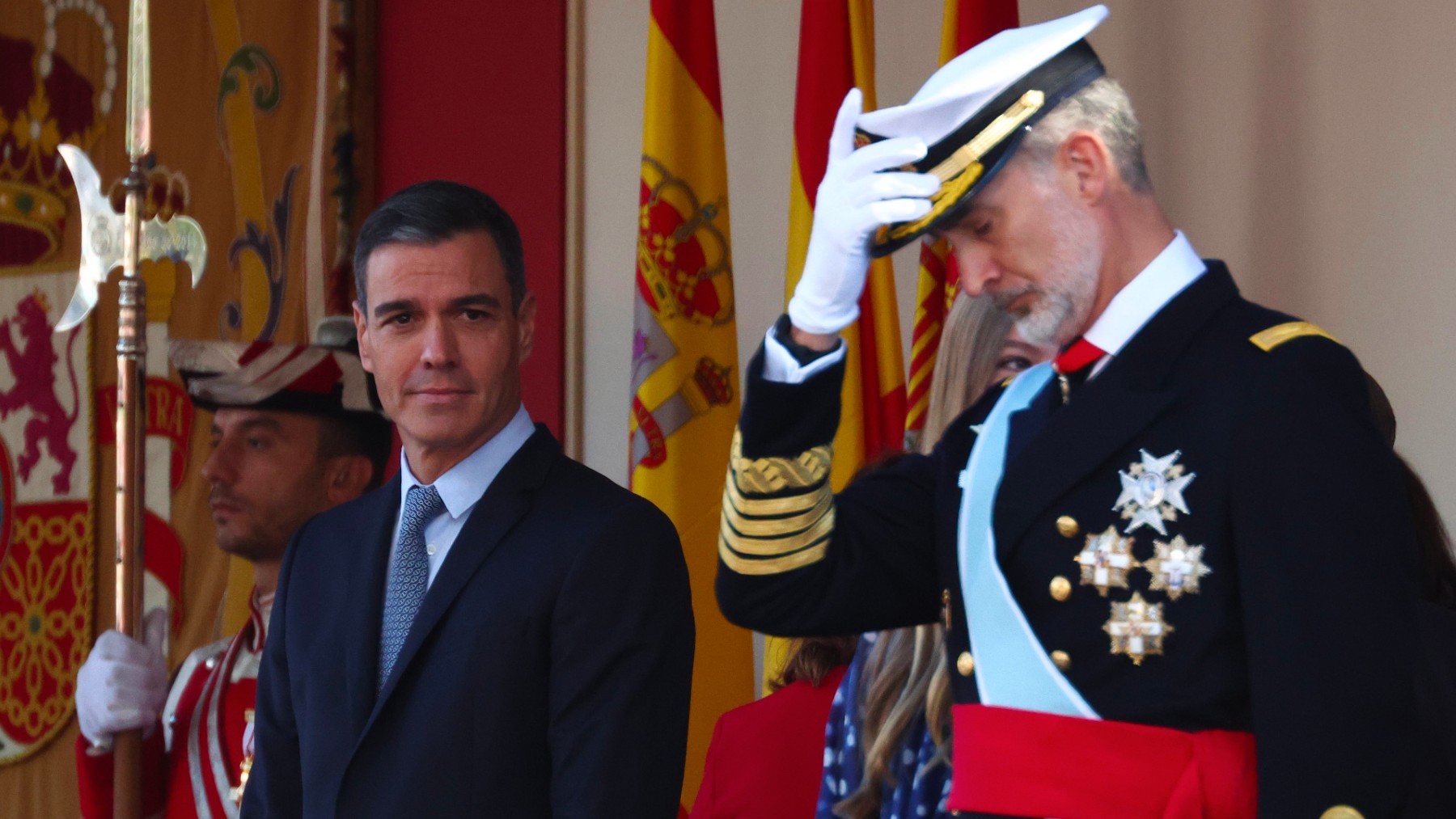 Pedro Sánchez y Felipe VI en el desfile del 12 de octubre. (Foto: EP)