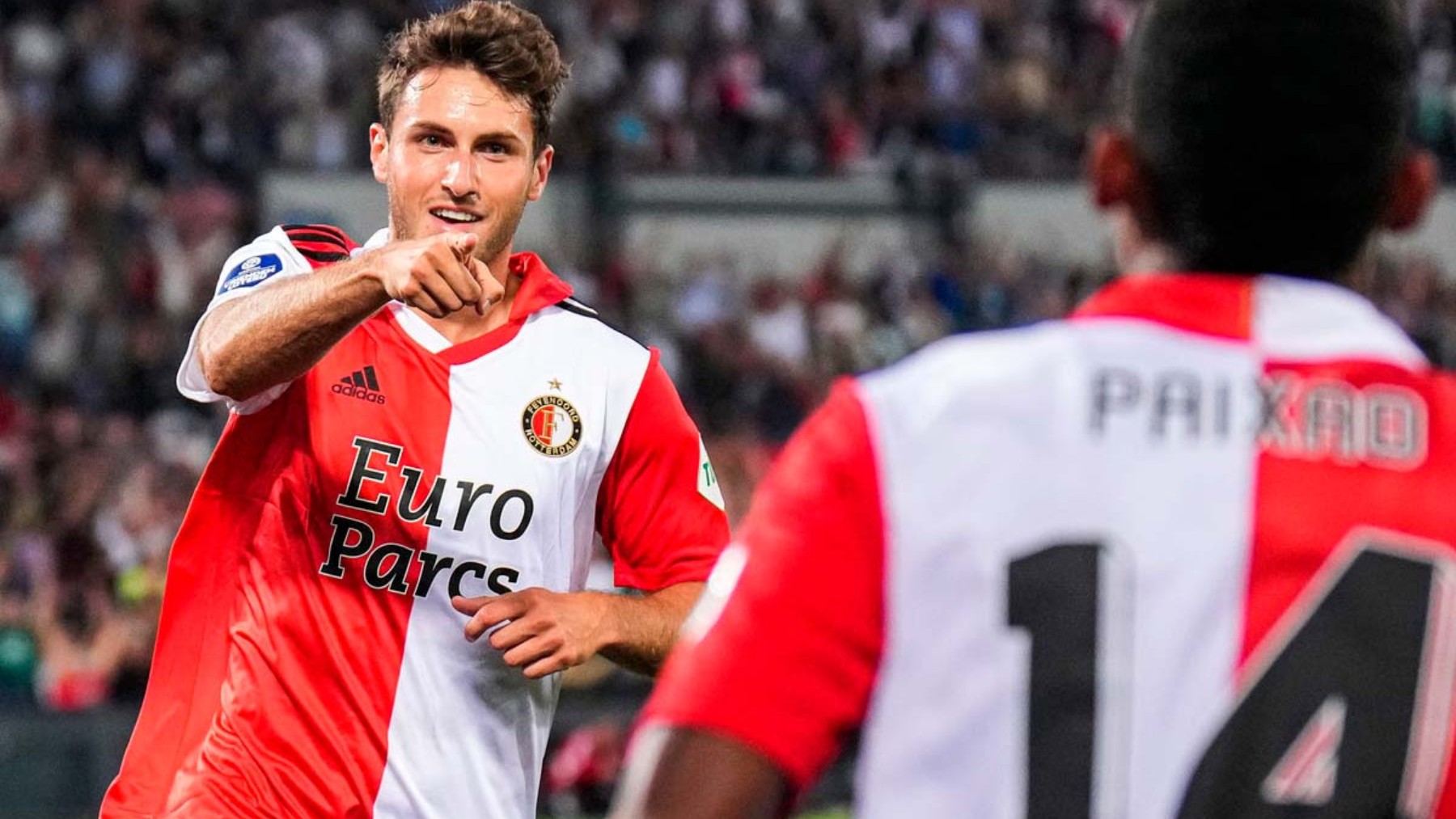 Santi Giménez celebra un gol