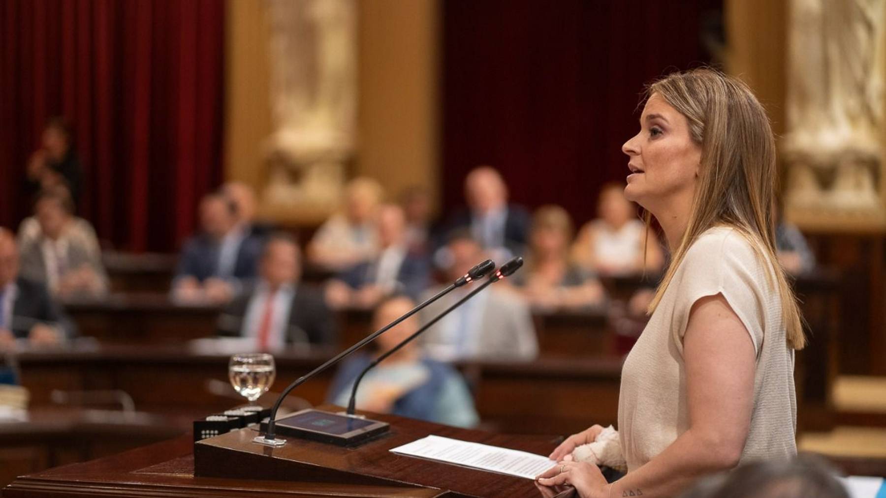 La presidenta de Baleares, Marga Prohens, en la tribuna del Parlament.