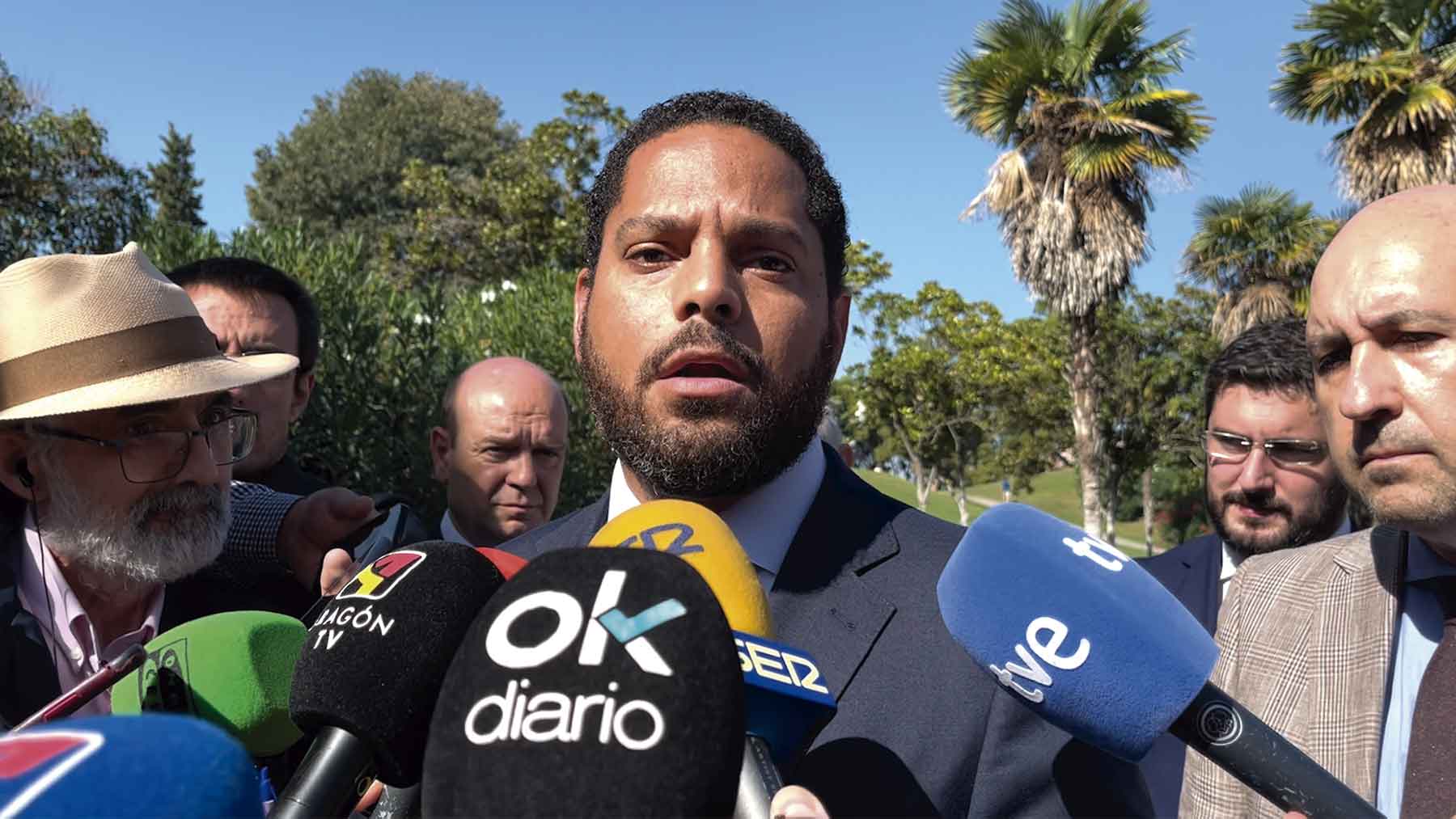 Ignacio Garriga en Zaragoza tras la reunión con el grupo parlamentario de VOX en las Cortes de Aragón.
