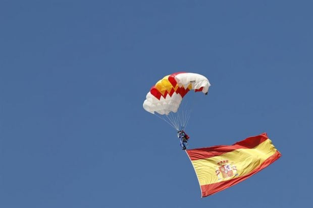 primera paracaidista mujer en llevar la bandera española en el desfile del 12 de octubre