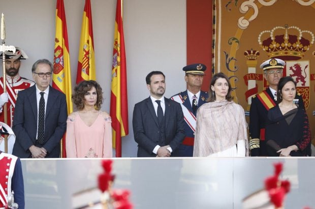 Ione Belarra, Pilar Llop, María Jesús Montero, Joan Subirats y Alberto Garzón en el desfile del 12 de octubre