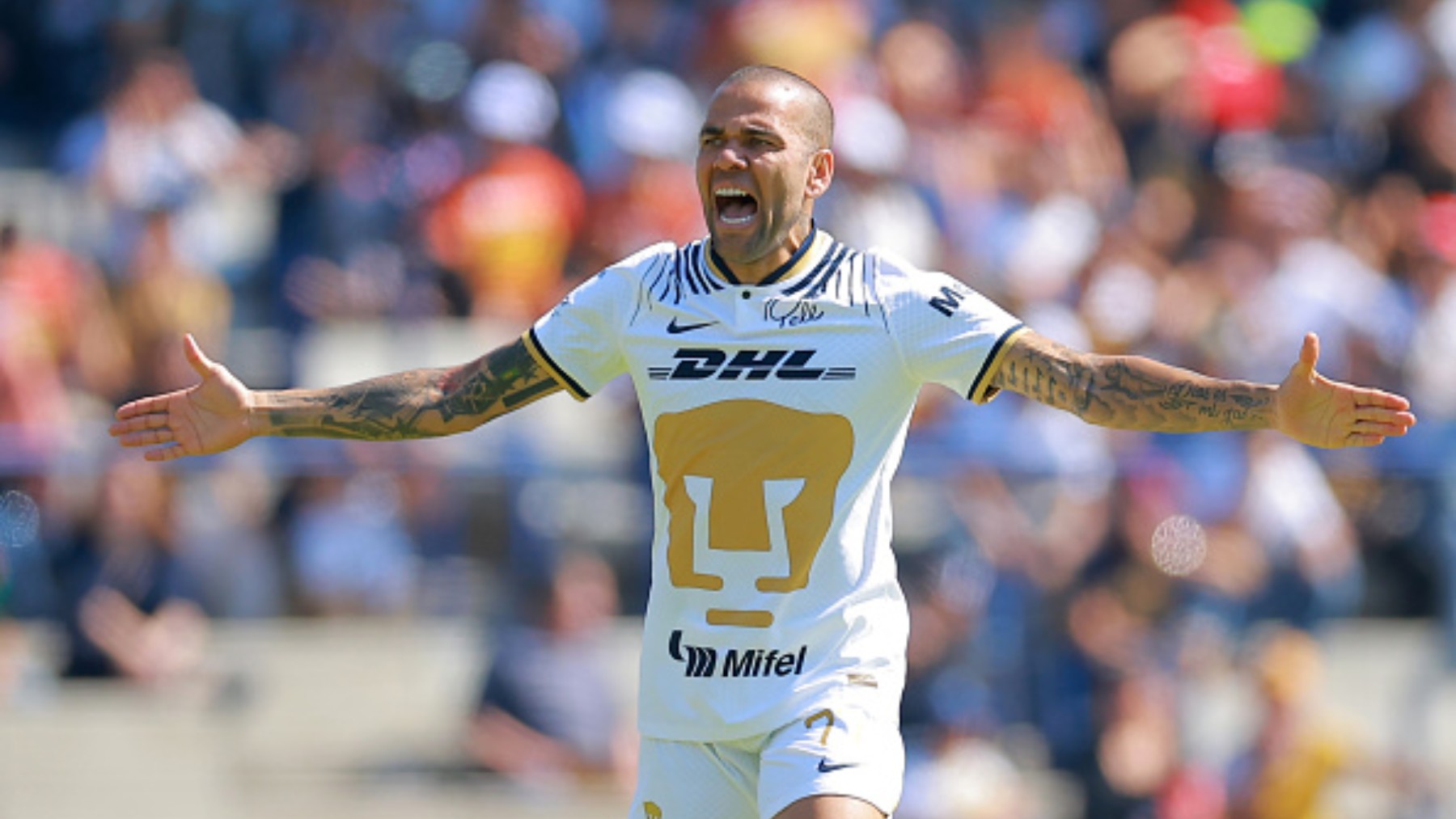 Dani Alves con la camiseta de PUMAS. (Getty)