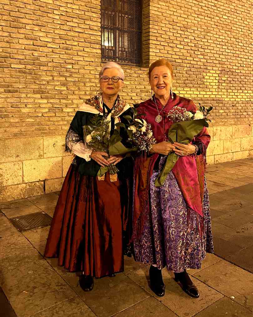 La ofrenda de flores envuelve a la Virgen del Pilar de color y cariño masivo