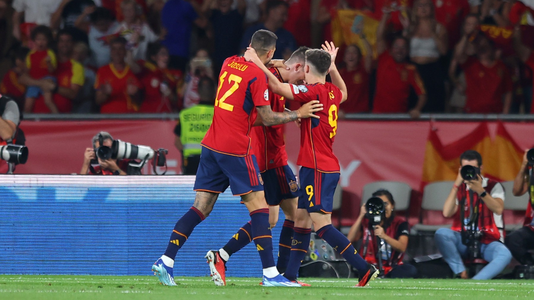 Los jugadores de España celebran uno de los goles contra Escocia. (Getty)
