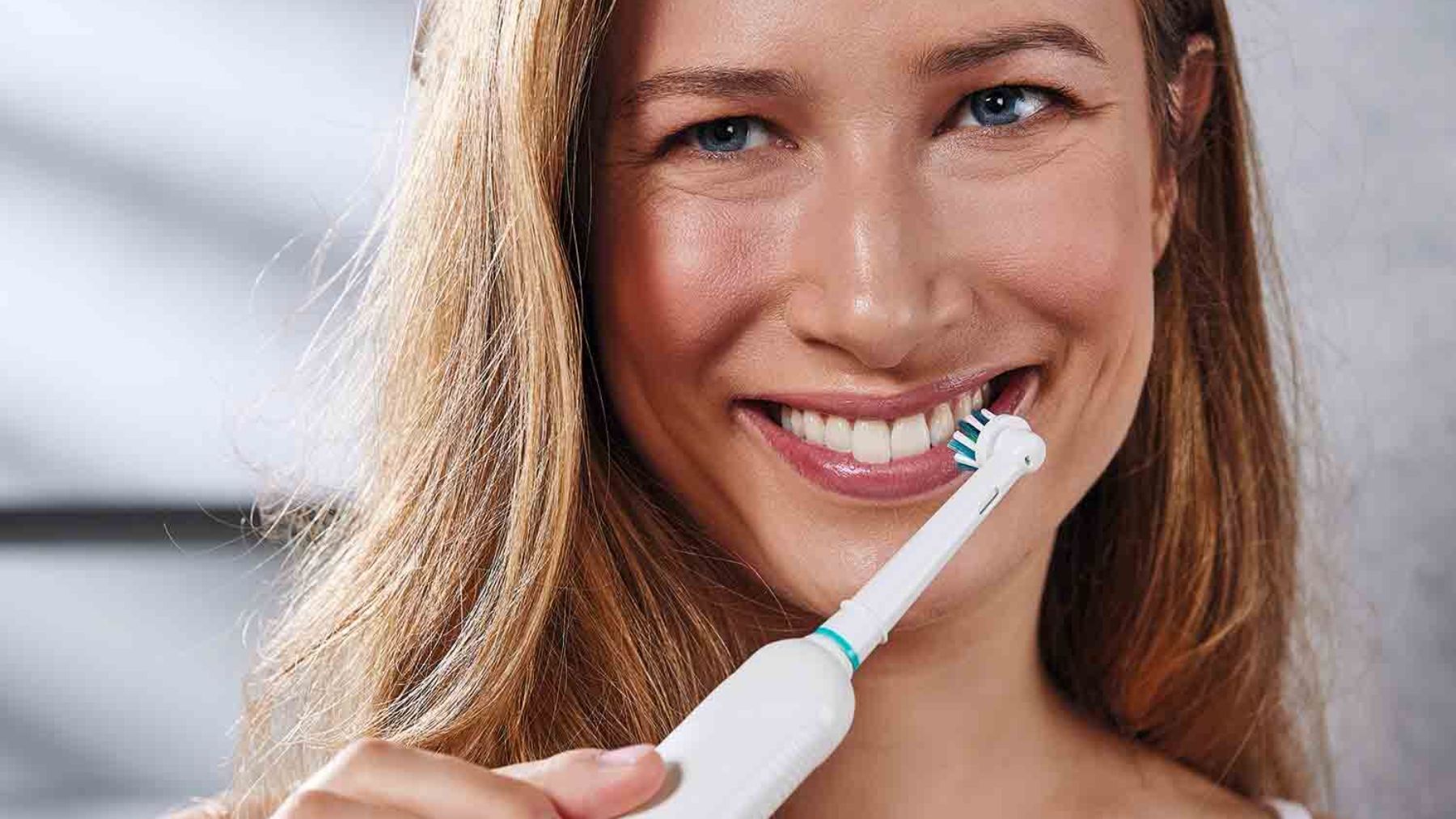 Limpiar el cepillo de dientes eléctrico