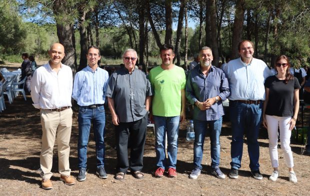 Asistentes al aniversario del centro de acogida Casa de Familia. 