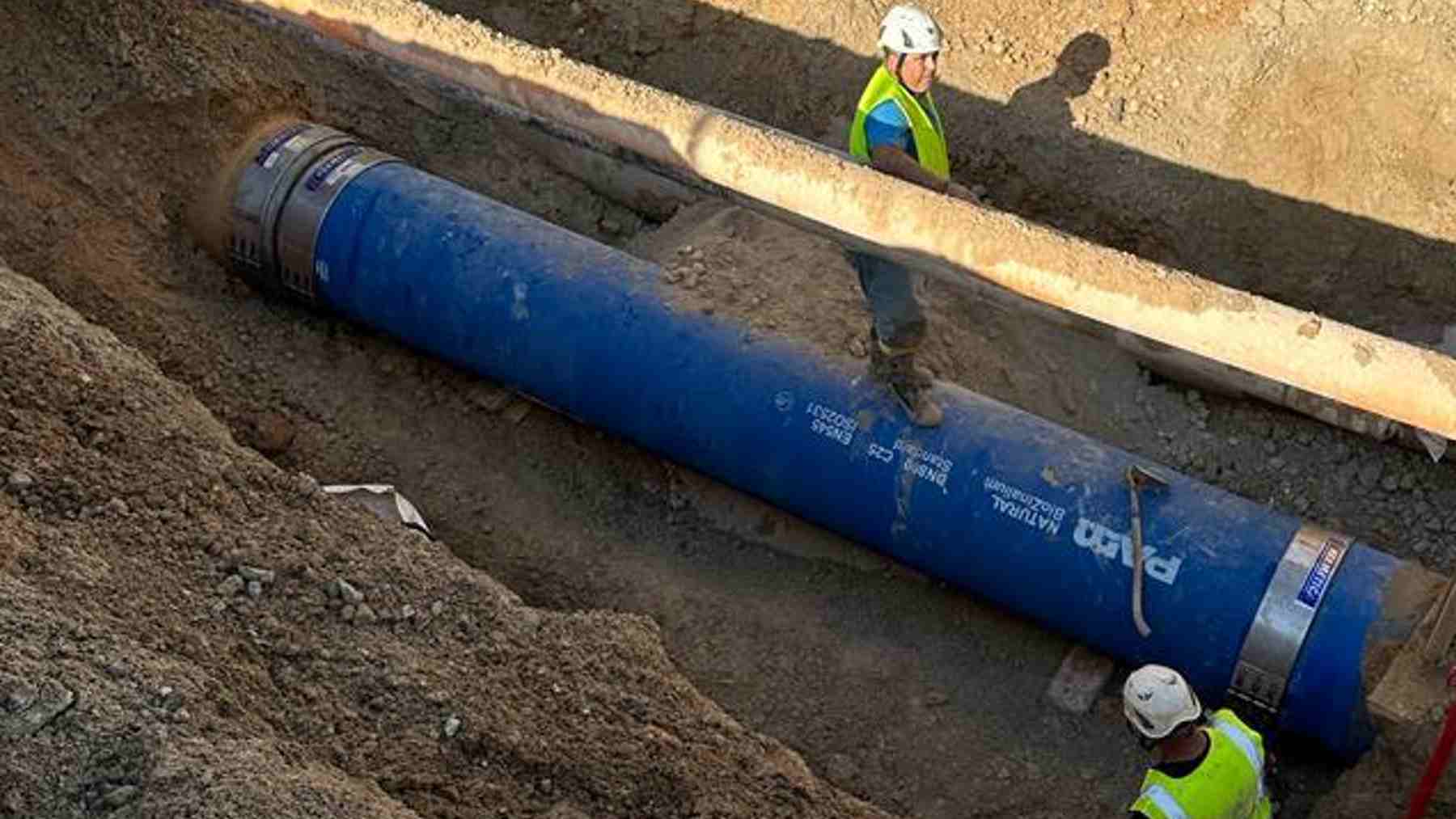 Operarios de Emaya trabajando en la rotura de la tubería de agua.