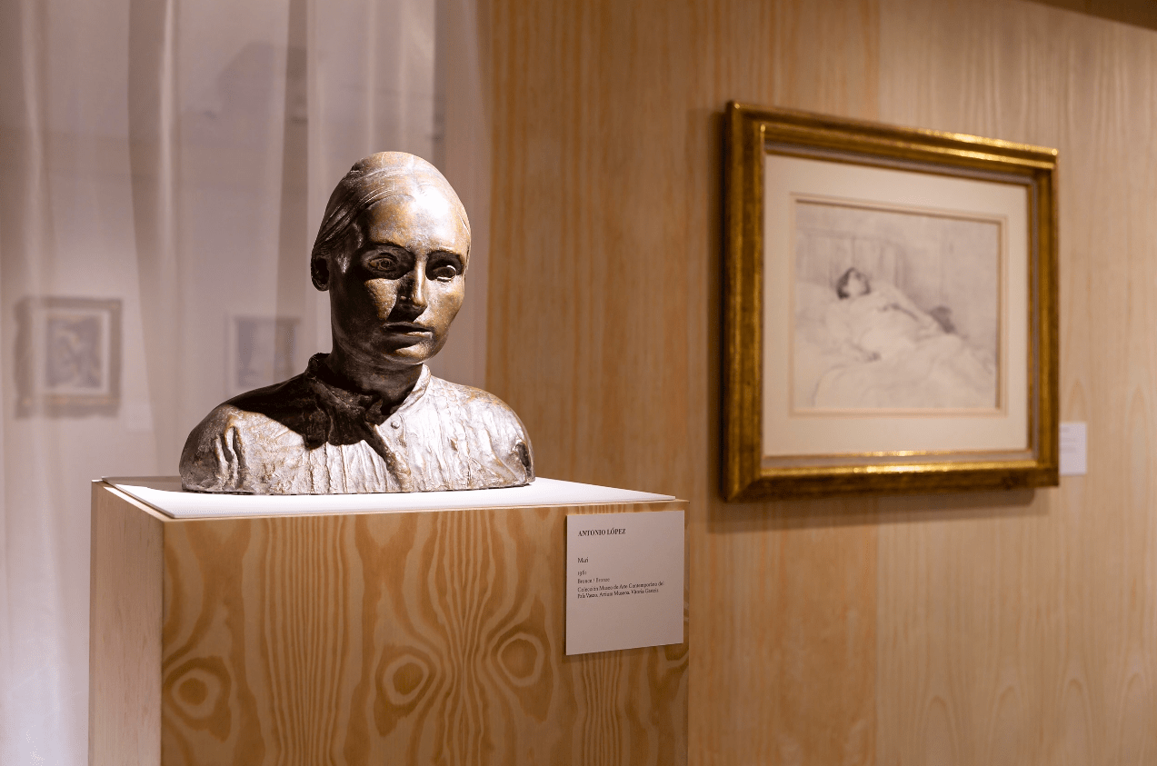 Exposición con un busto de Antonio López. © Fundación Canal