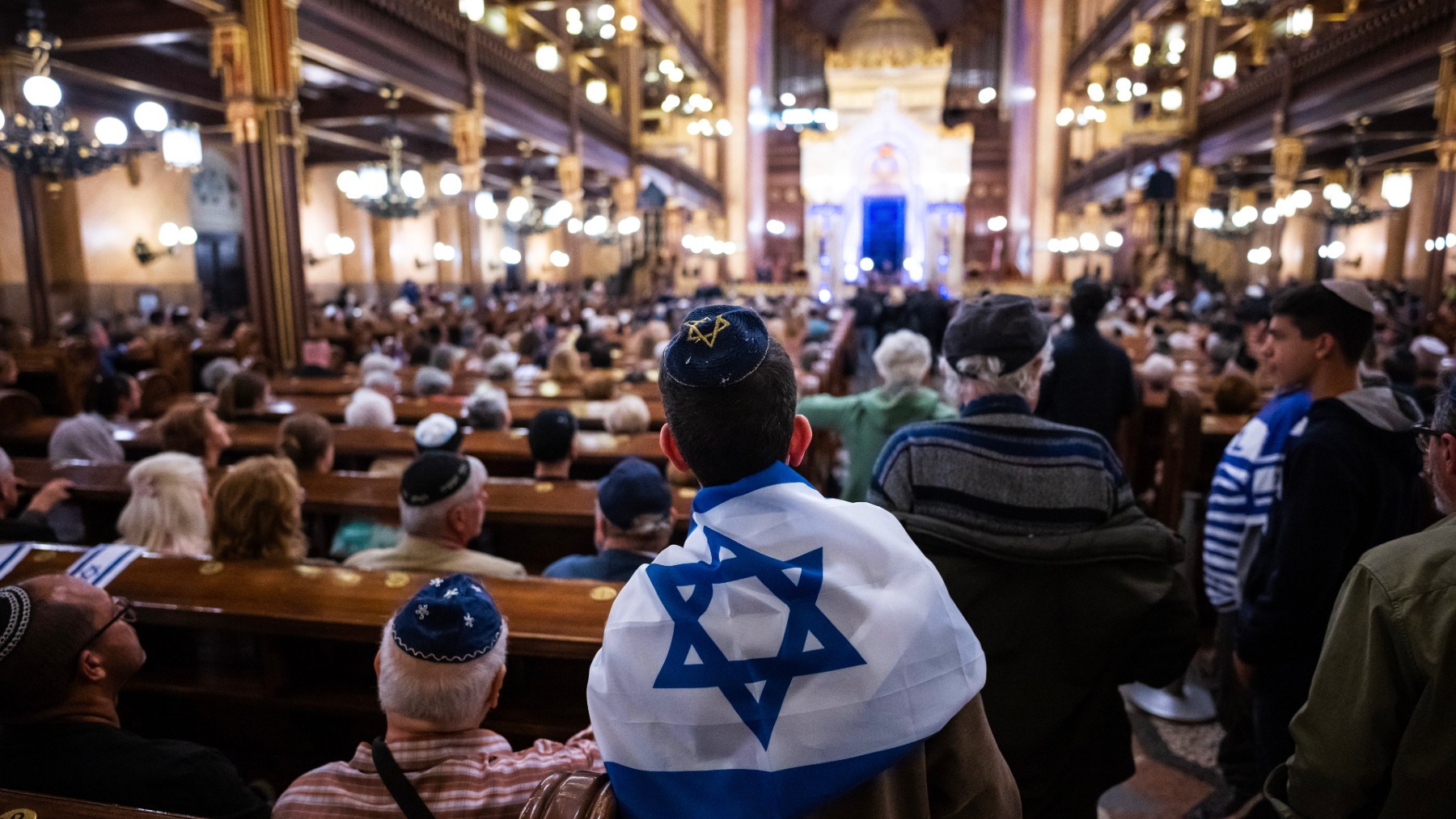 Concentración en una sinagoga de Budapest en apoyo a Israel. (Foto: EP)