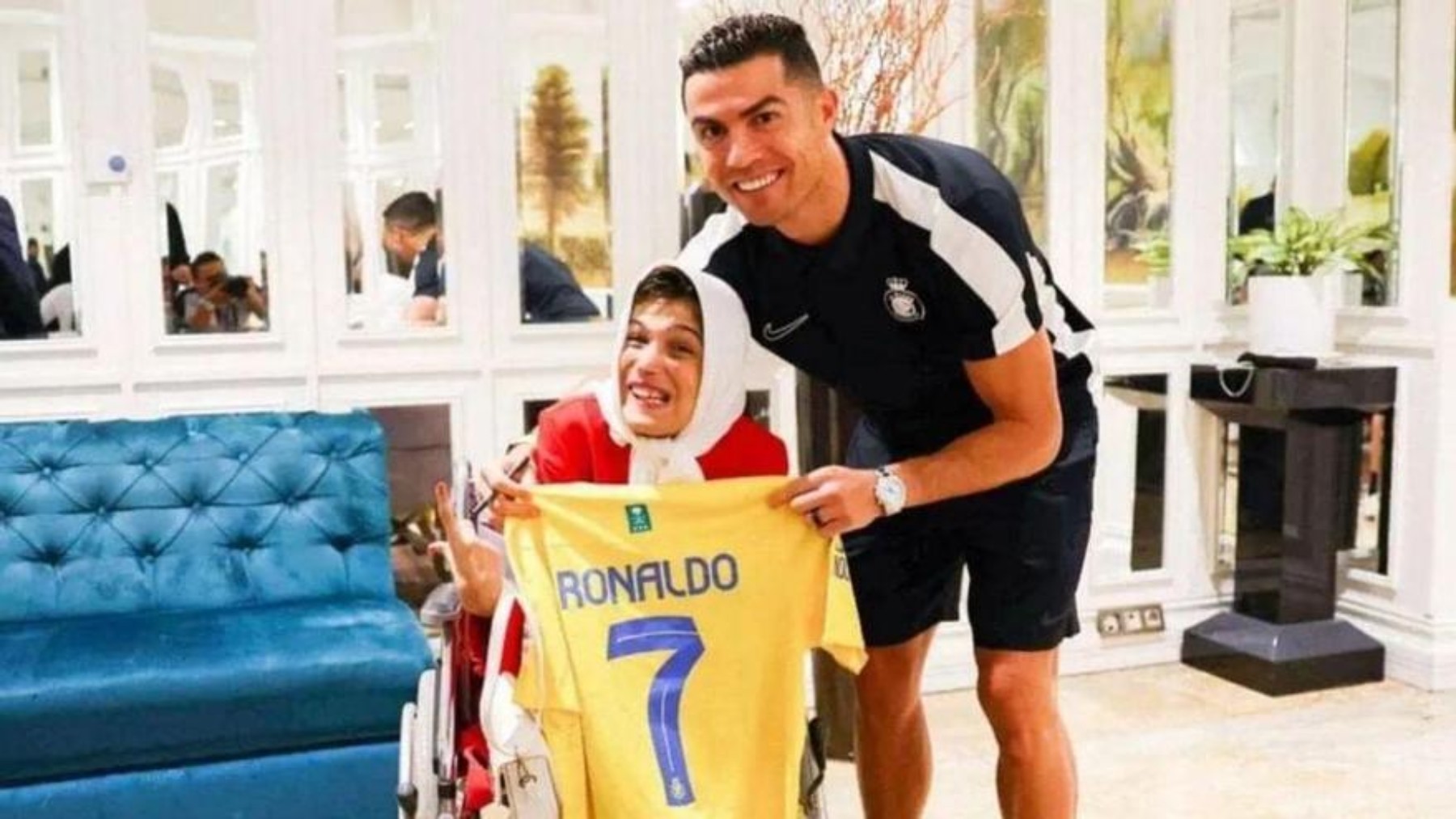 Cristiano Ronaldo y la pintora iraní Fatemeh Amami. (Instagram)