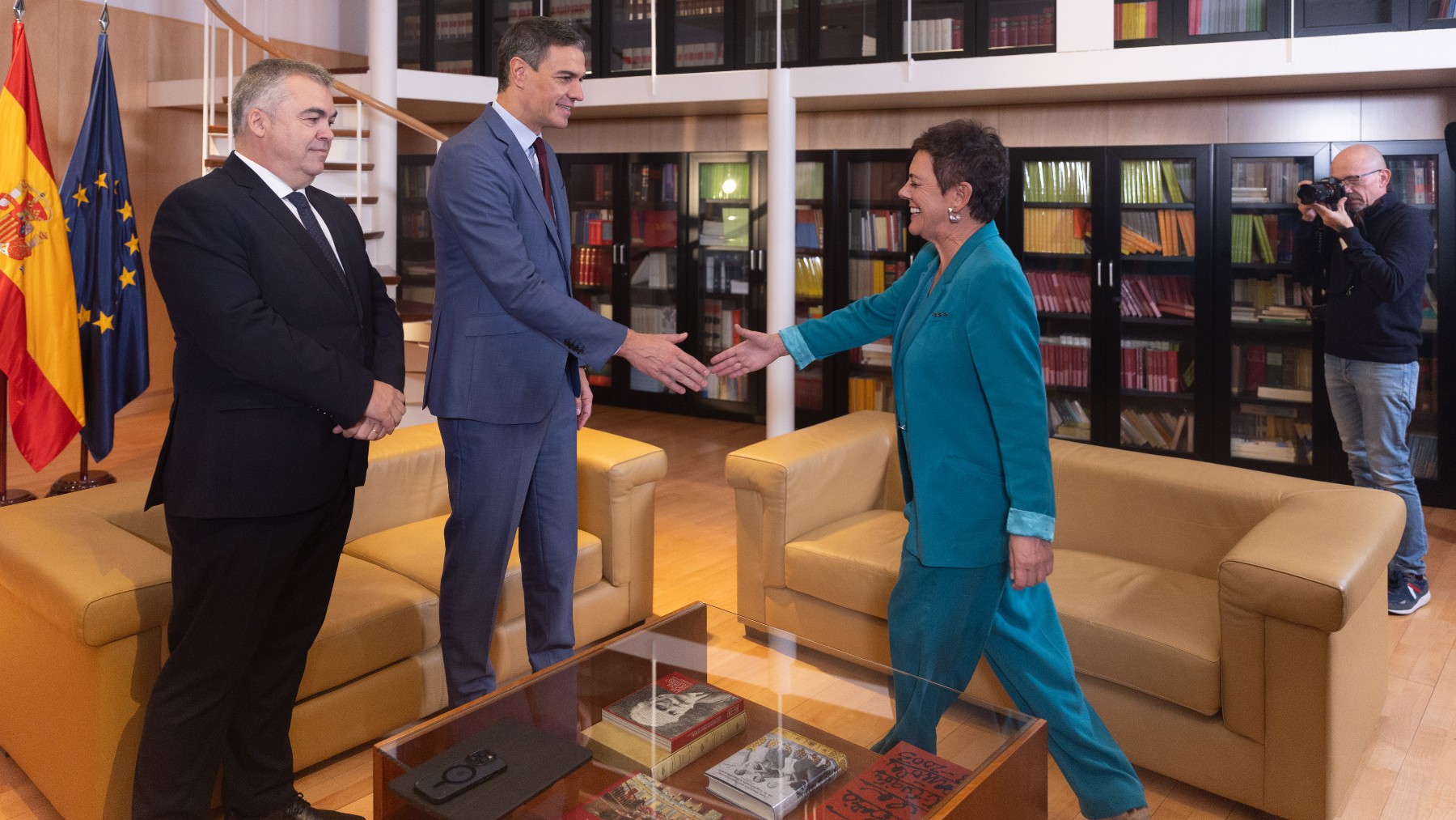 Pedro Sánchez se reúne con la portavoz de EH Bildu, Mertxe Aizpurua. (Foto: Ep)