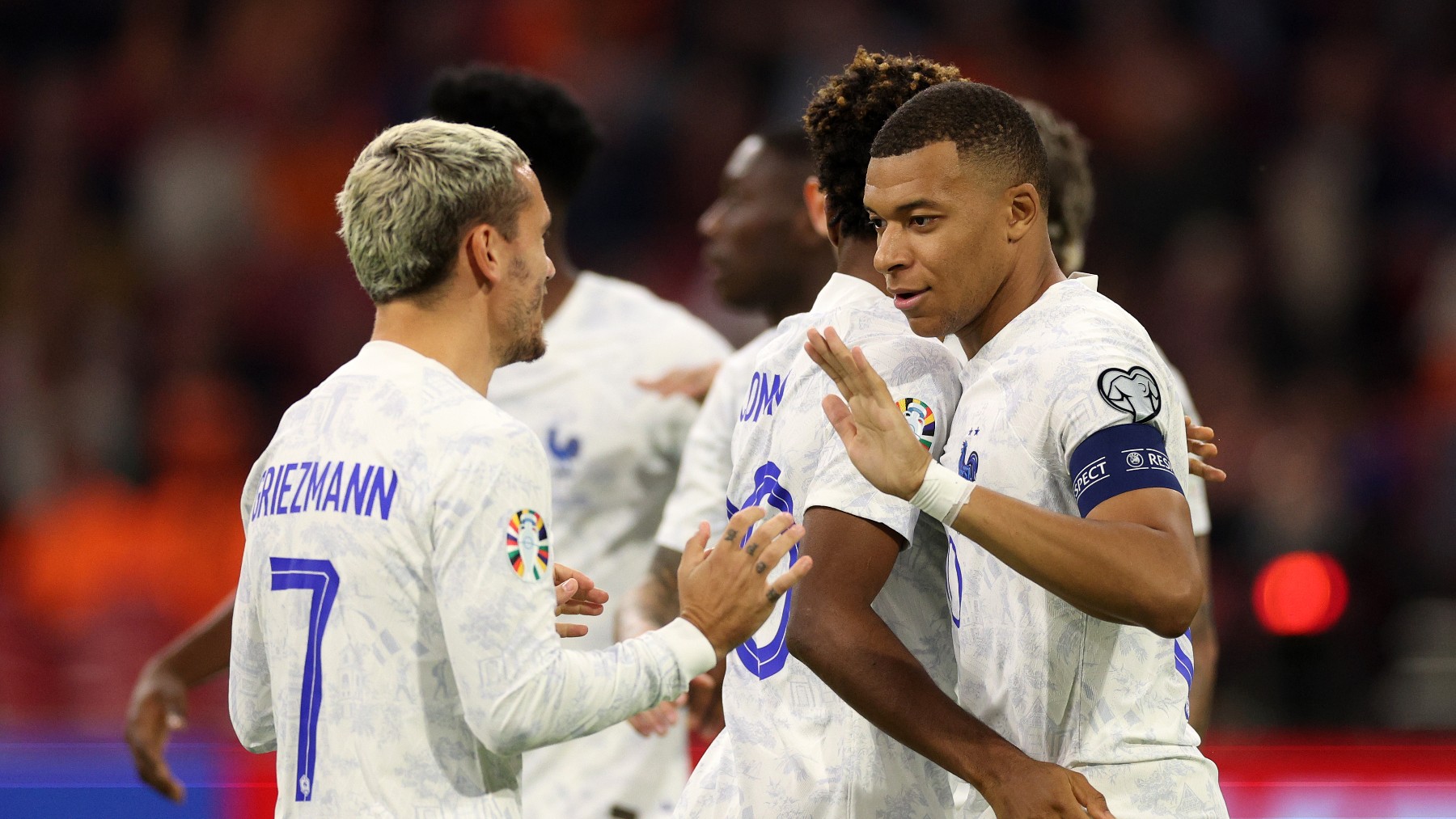 Kylian Mbappé y Antoine Griezmann celebran un gol de Francia. (Getty)