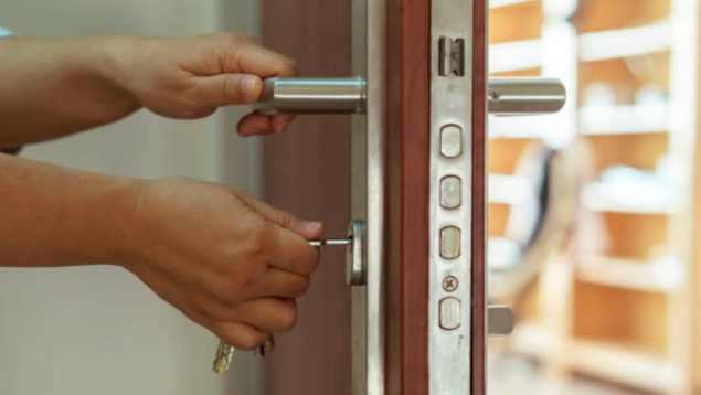 Hay una cerradura que se lo pone fácil a los ladrones, no sirve de nada, los intrusos pueden tener fácil acceso a tu casa
