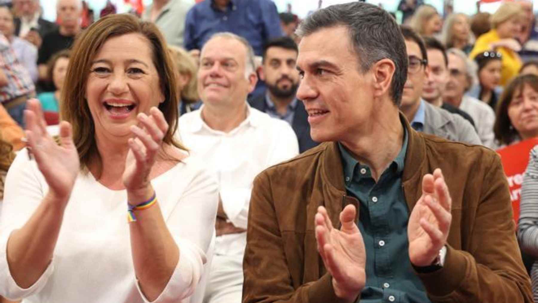 La secretaria general del PSOE en Baleares, Francina Armengol, con el presidente del Gobierno en funciones, Pedro Sánchez.