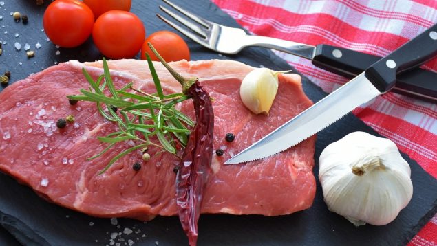 Los expertos explican cuál es el mejor momento para echarle sal a la carne