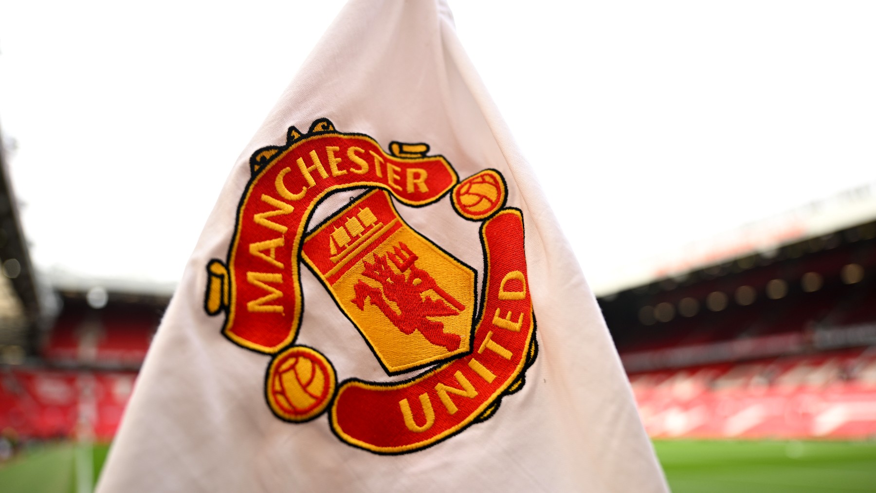 Un banderín con el escudo del Manchester United, en Old Trafford. (Getty)