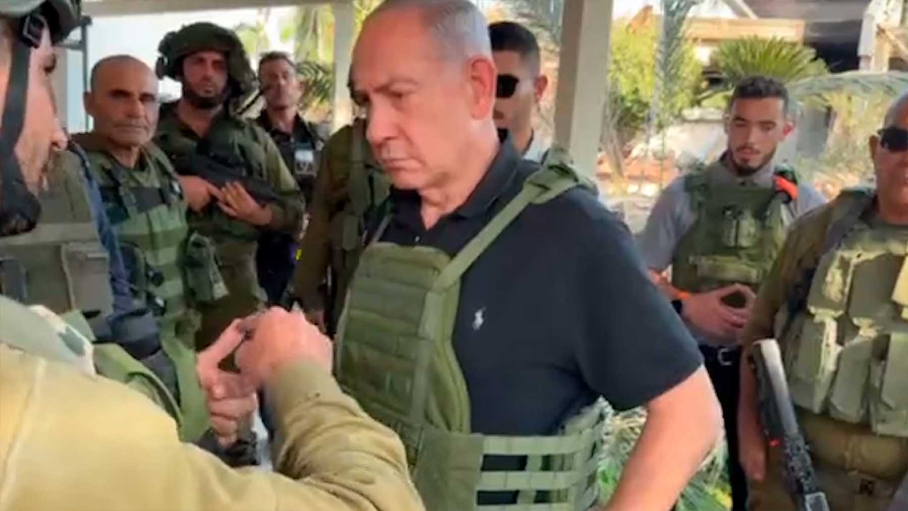 El primer ministro de Israel, Benjamín Netanyahu, en su visita a dos kibutz atacados por Hamás.