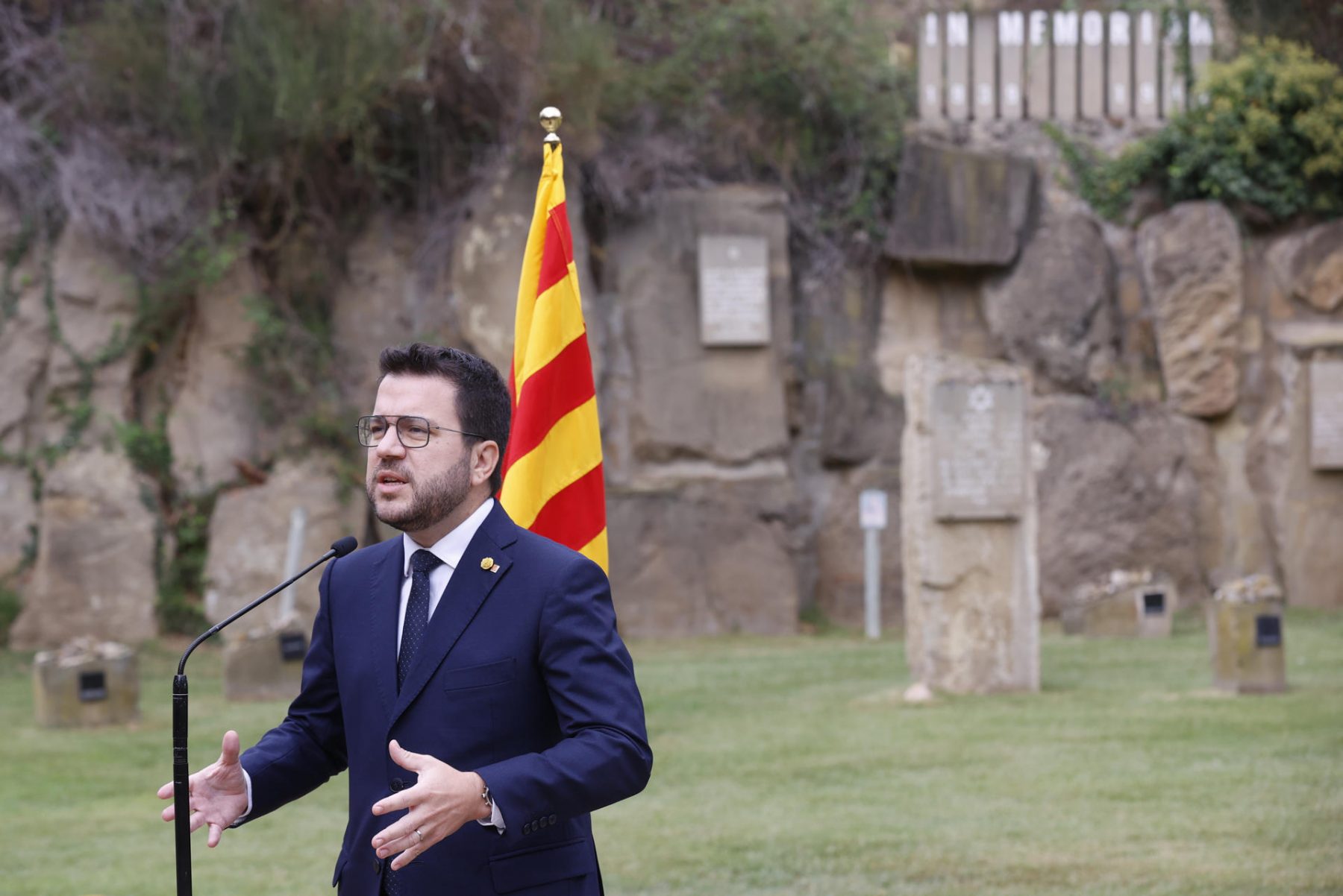 Ofrenda ante el monumento al expresidente de la Generalitat republicana Lluís Companys