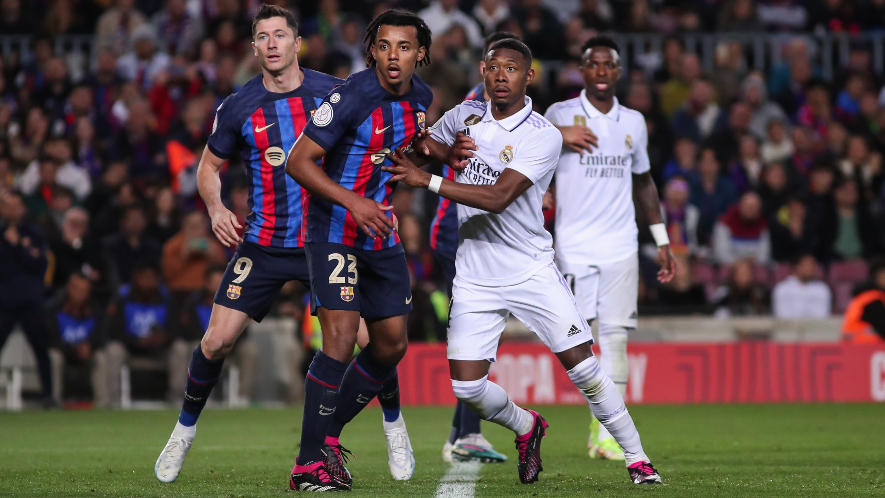 Alaba y Koundé pugnan por un balón en el último Barcelona – Real Madrid. (Europa Press)