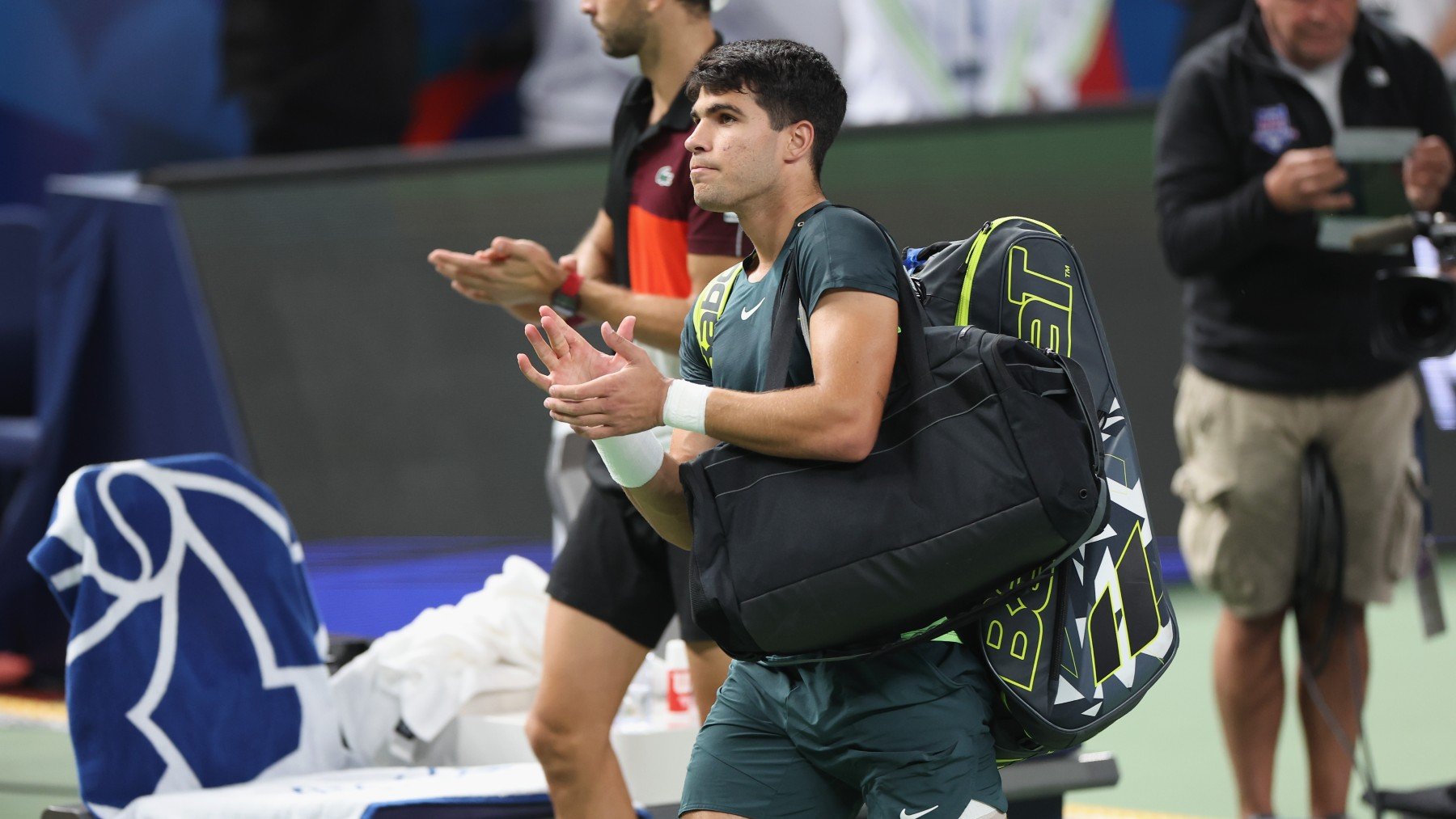 Carlos Alcaraz se marcha del Masters 1000 de Shanghai tras perder con Dimitrov. (Getty)