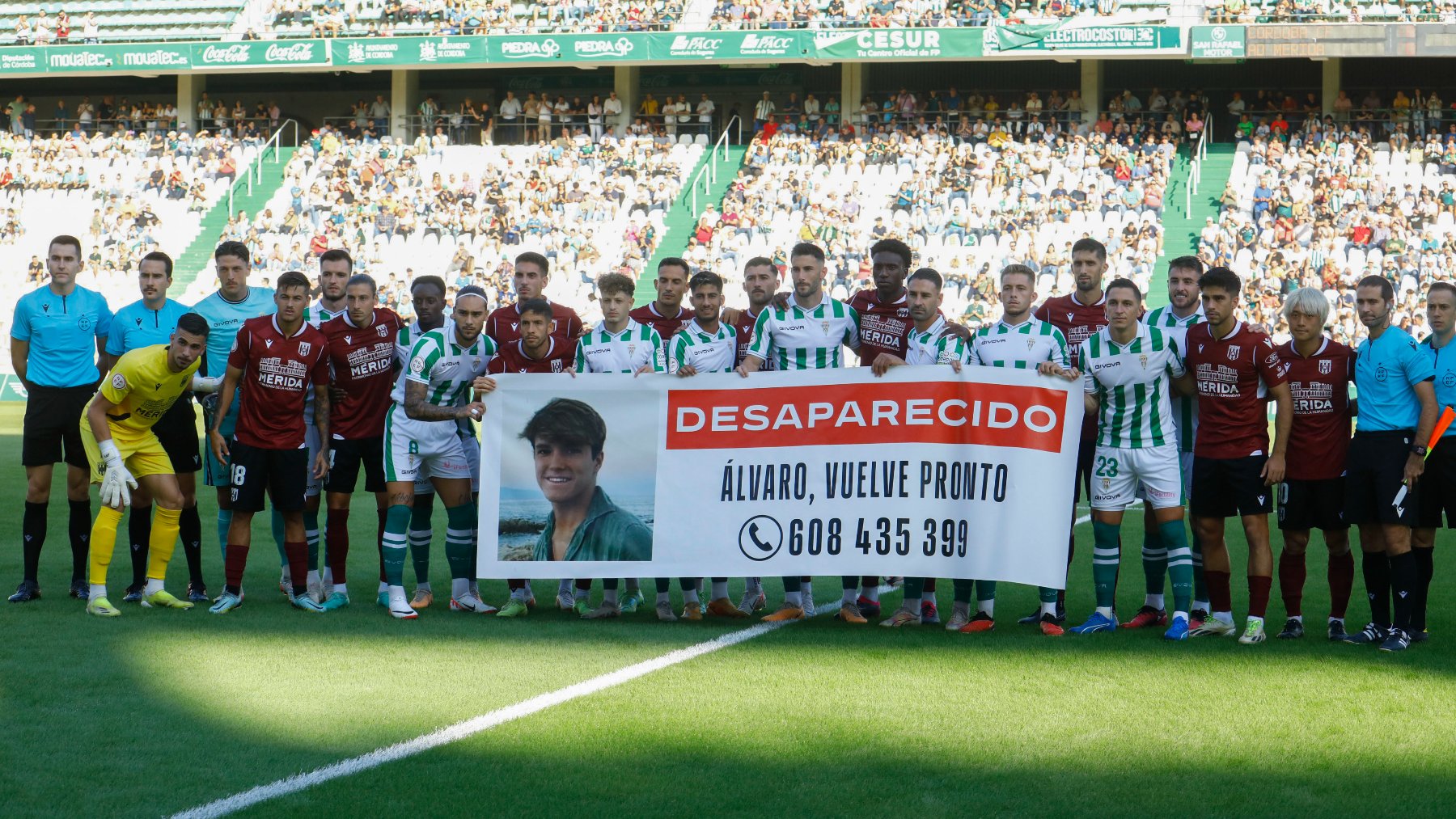 Los jugadores del Córdoba y del Mérida posan con una pancarta de Álvaro Prieto. (EFE)