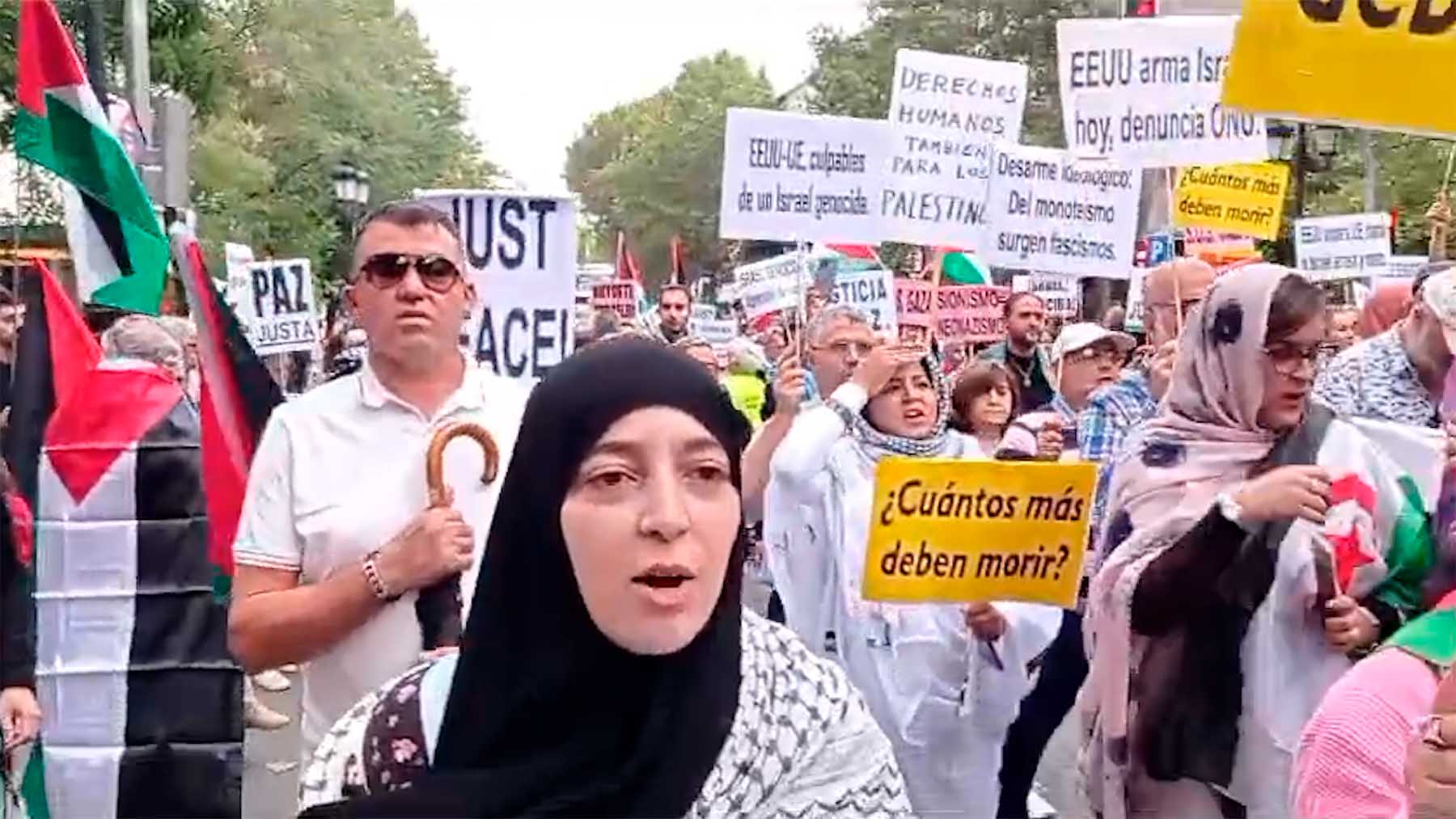 Manifestantes en la marcha que ha tenido lugar en Madrid este domingo contra Israel y en apoyo de los palestinos. (Imágenes: Cake Minuesa)