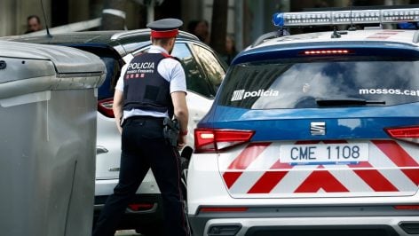 Un agente de los Mossos d’Esquadra durante una intervención.