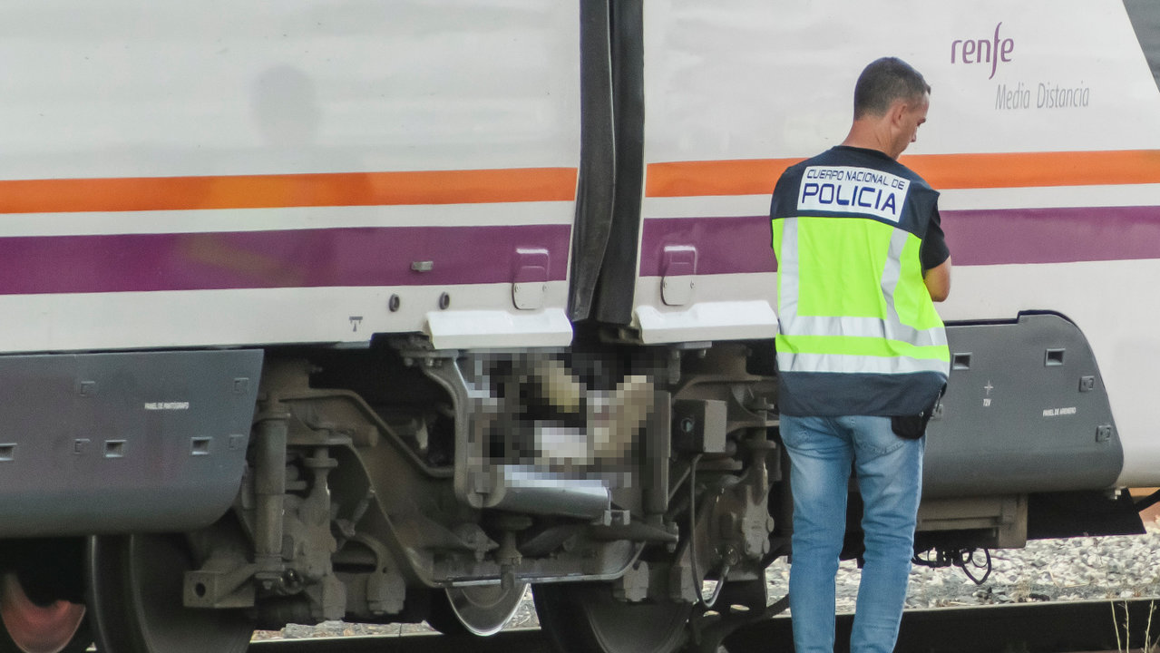 La Policía custodia el cuerpo de Álvaro Prieto entre dos vagones en la estación de Sevilla