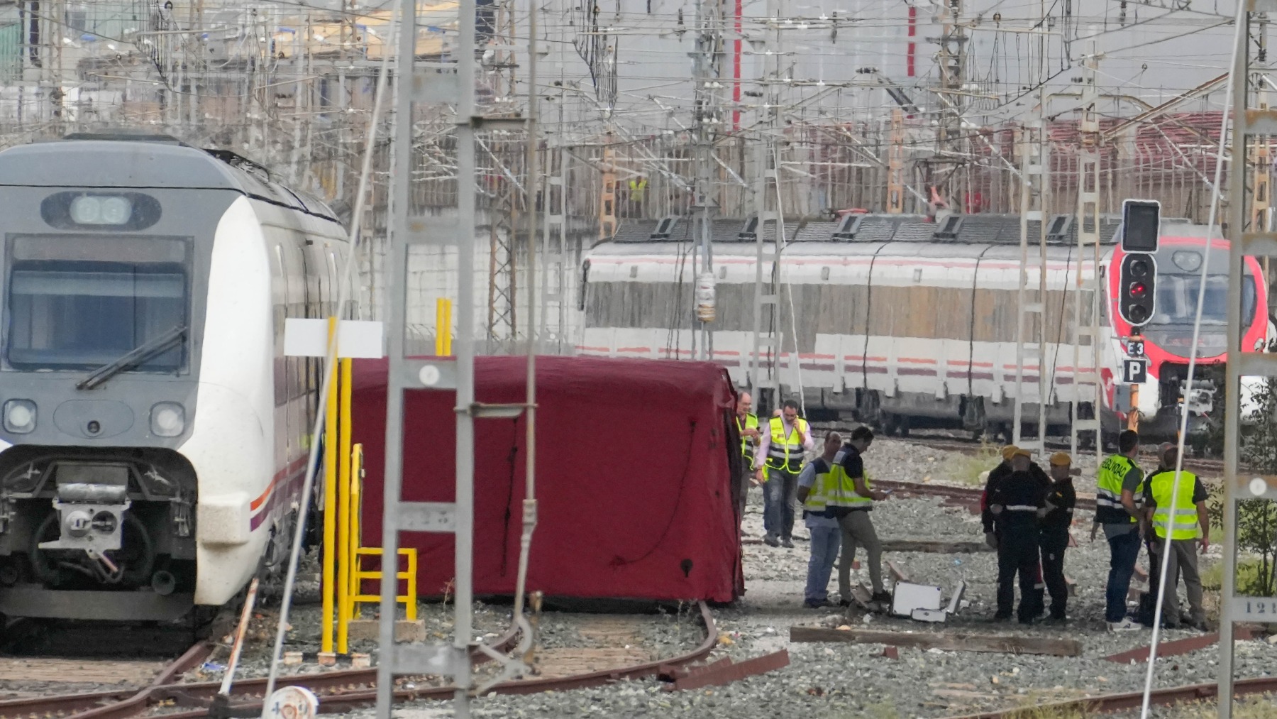Dispositivo para sacar el cadáver de Álvaro Prieto de entre dos vagones en un tren cerca de Santa Justa (EUROPA PRESS).