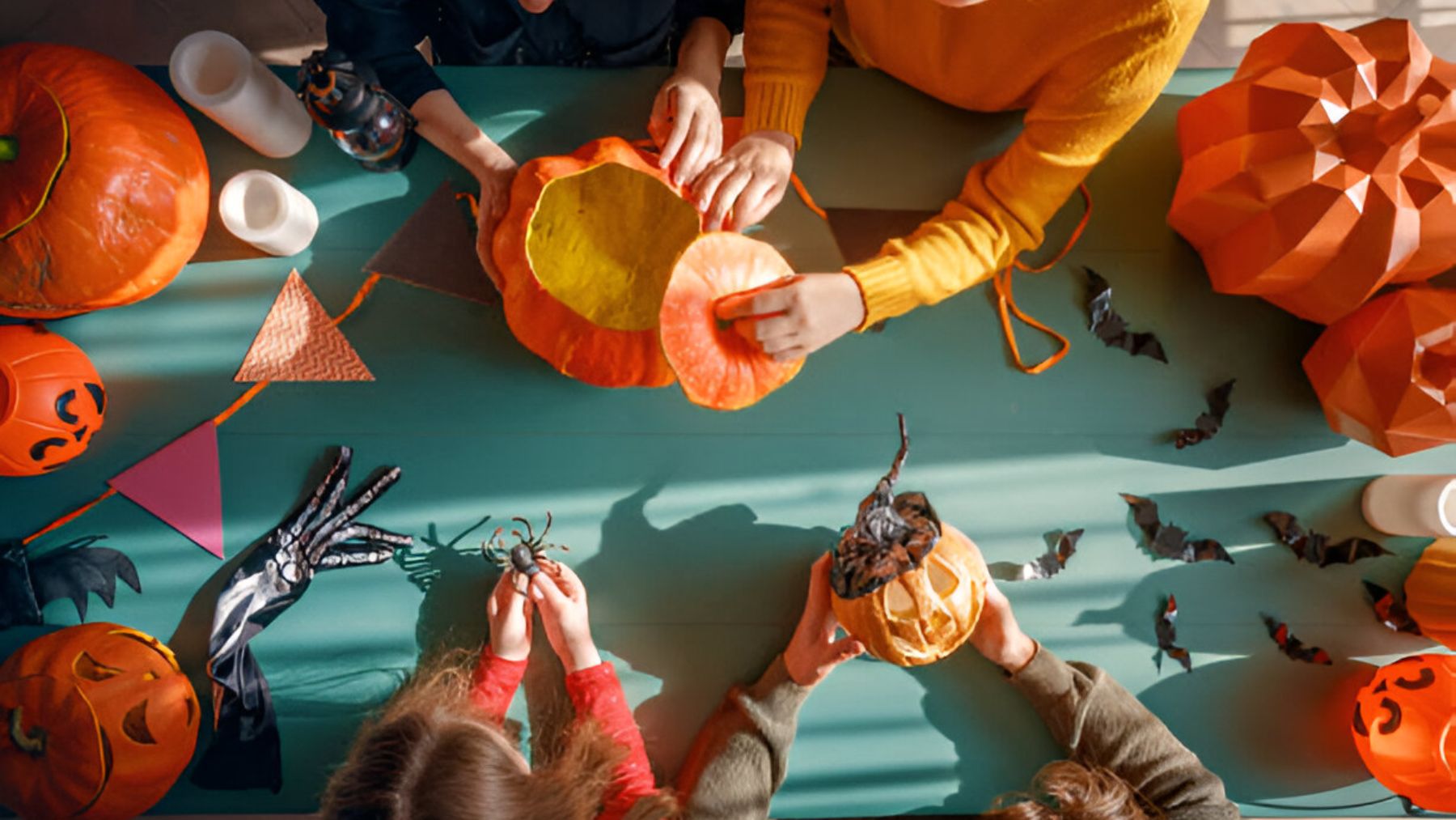 Niños jugando en Halloween.