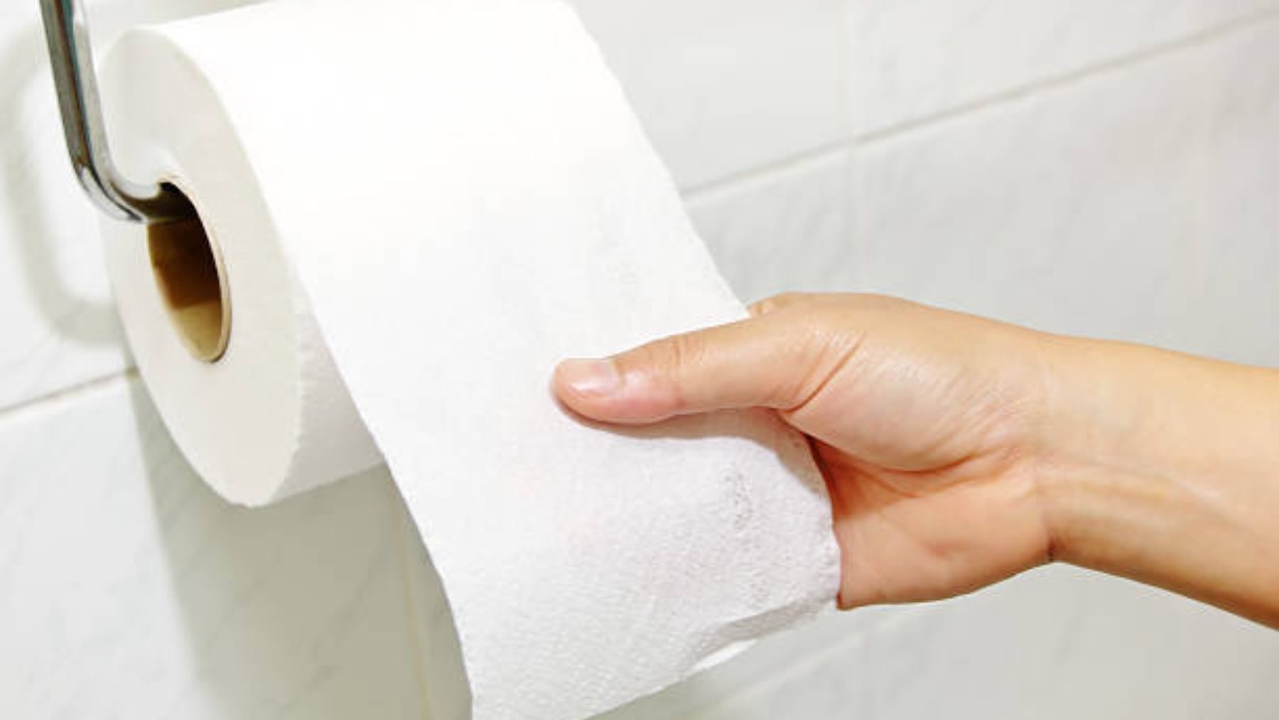 El papel higiénico en los baños públicos puede tener unas manchas que debemos evitar a toda costa
