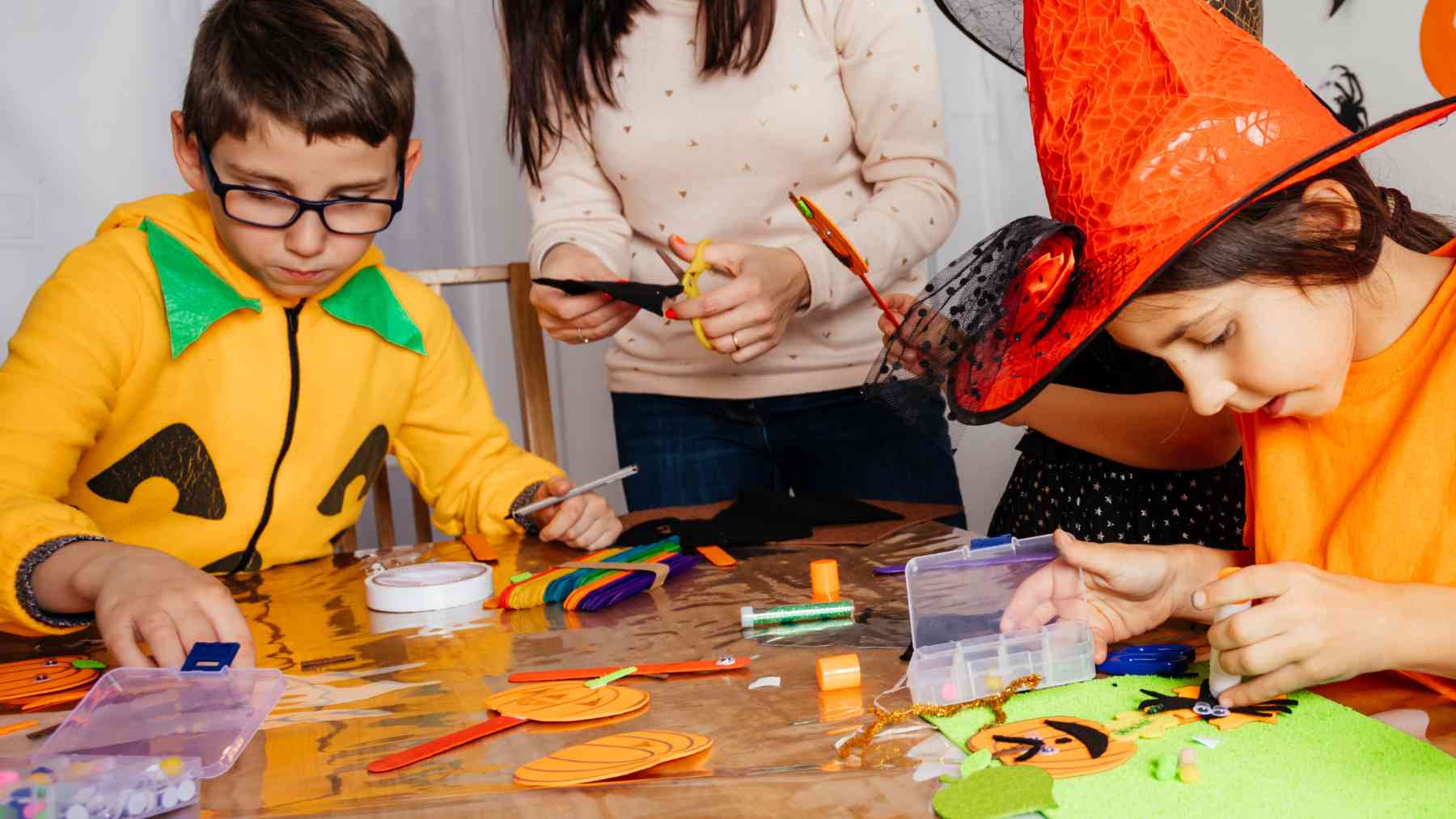 Niños haciendo manualidades de Halloween.