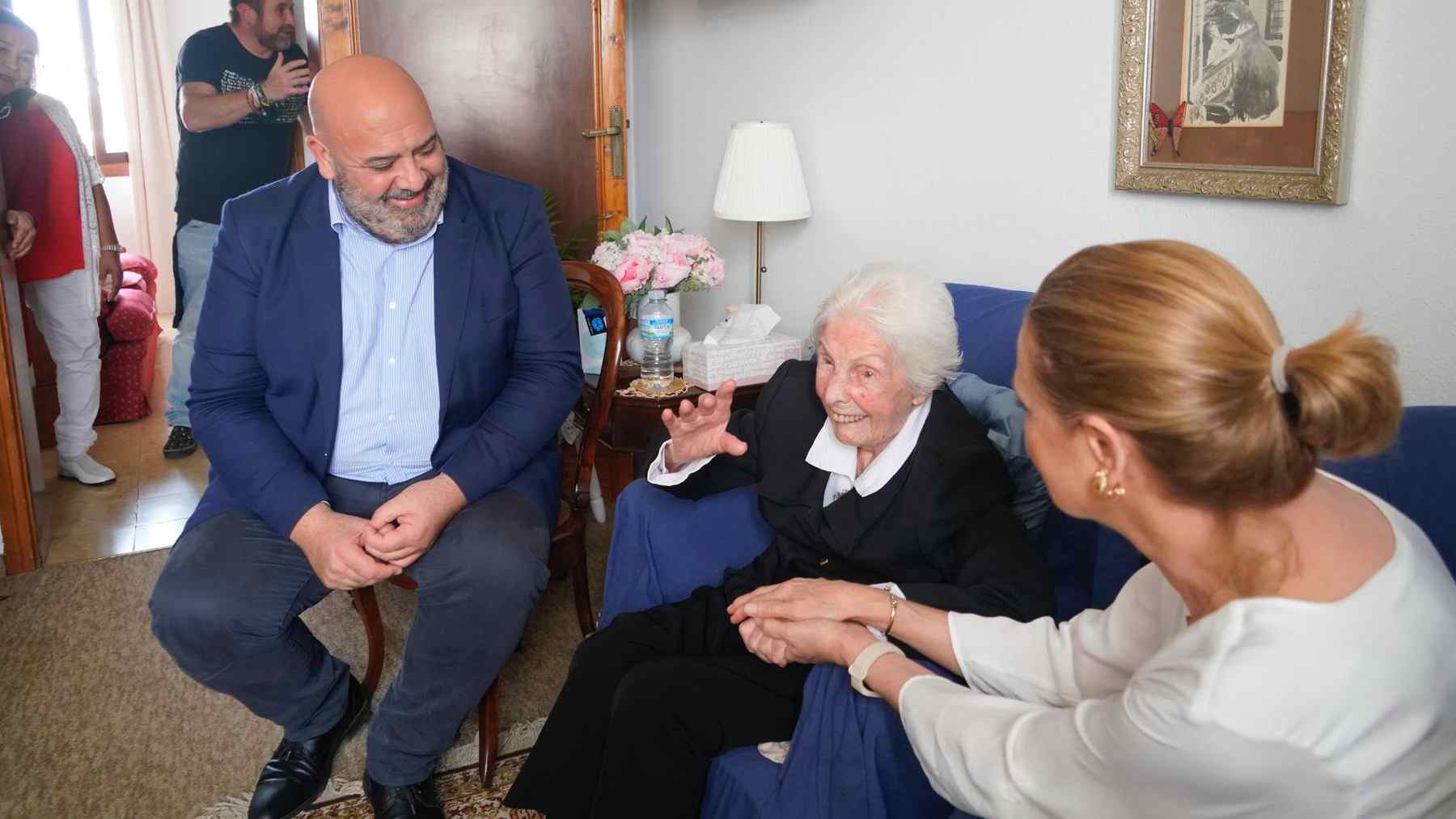 EL alcalde Jaime Martínez ha visitado a María Mercedes Llinás por su 100 cumpleaños.