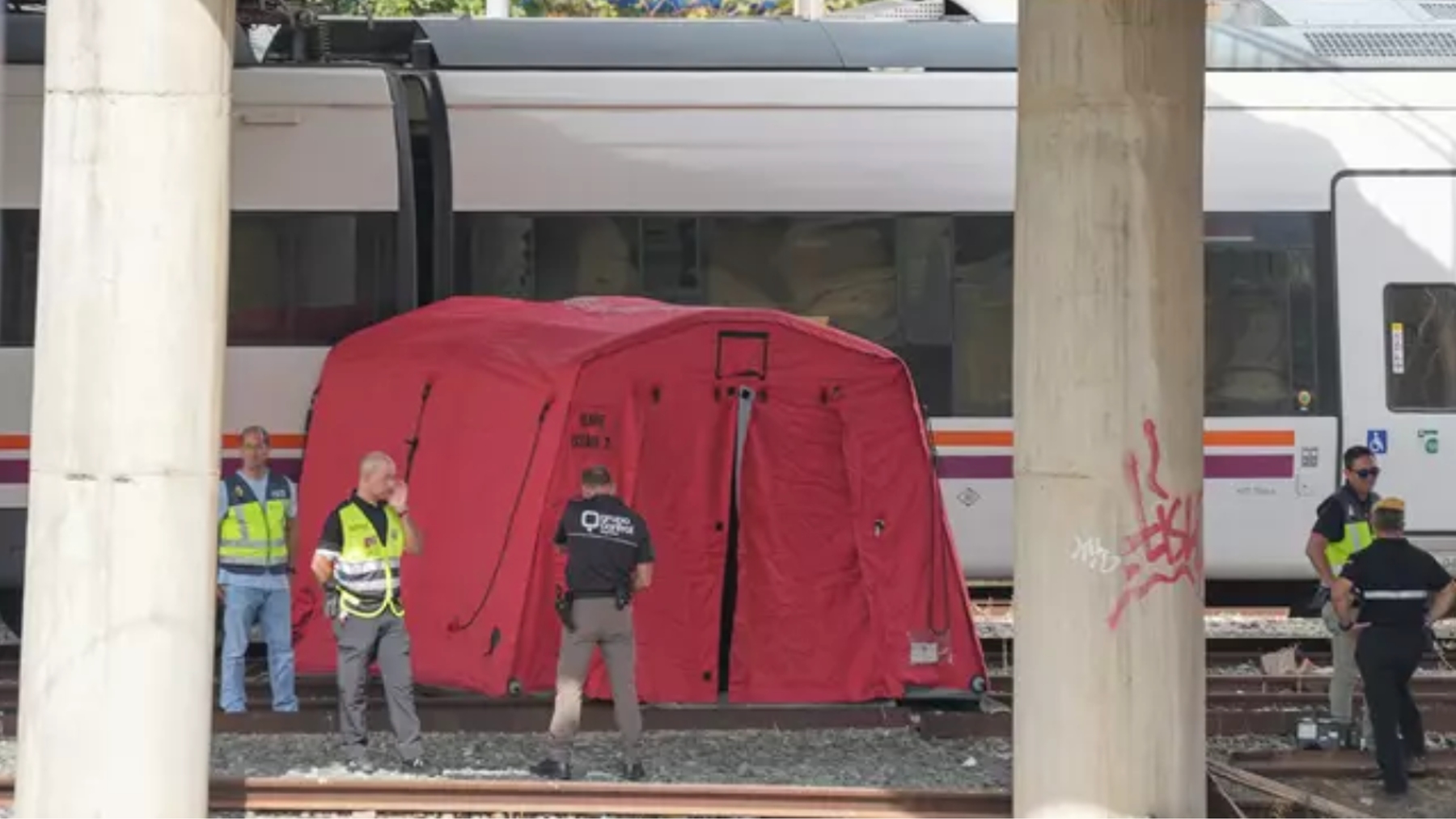 Agentes de Policía junto al tren donde se halló el cadáver de Álvaro Prieto, cerca de Santa Justa (EUROPA PRESS).
