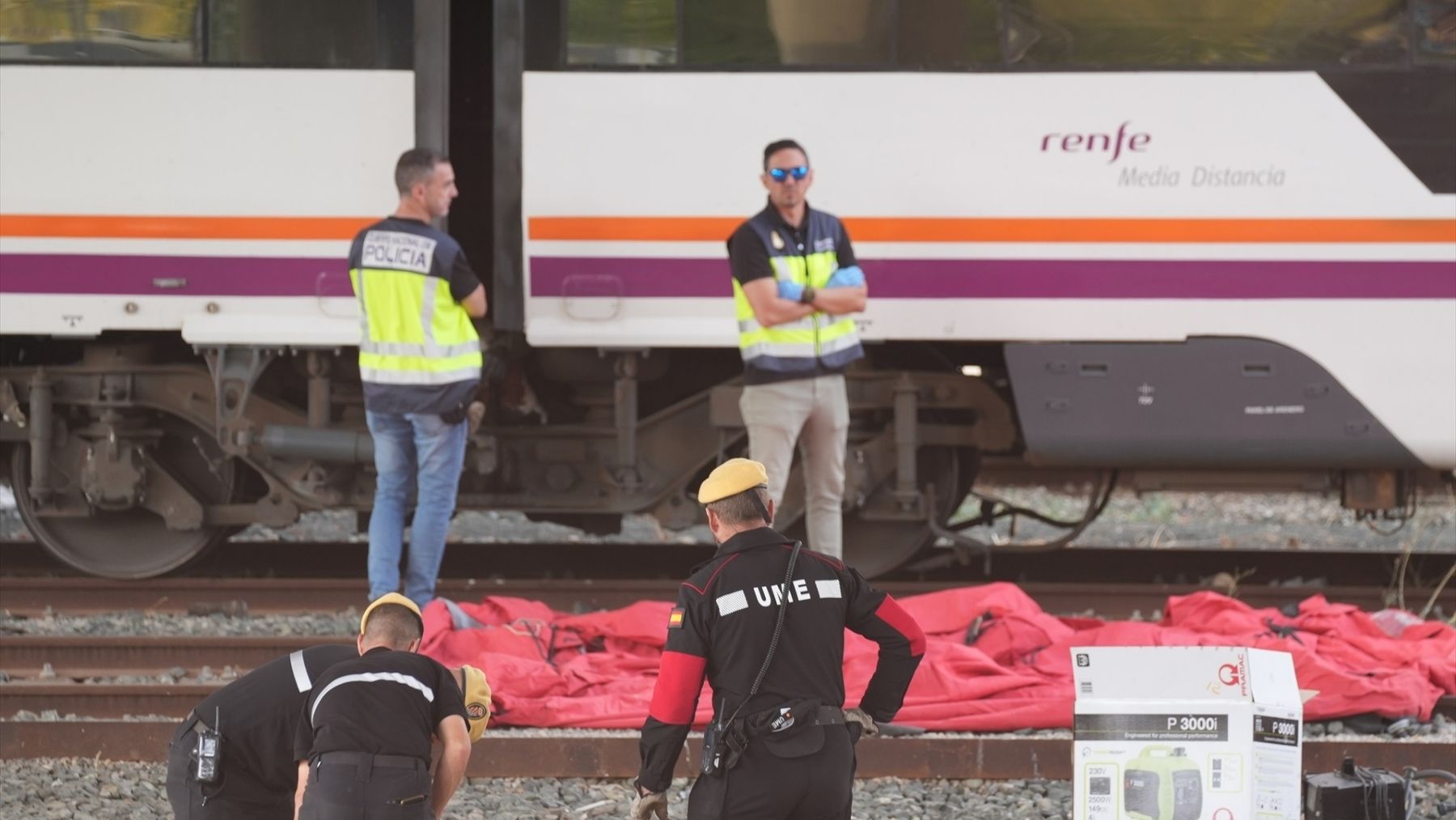 La policía y la UME, junto al tren en el que se encontró el cadáver de Álvaro Prieto