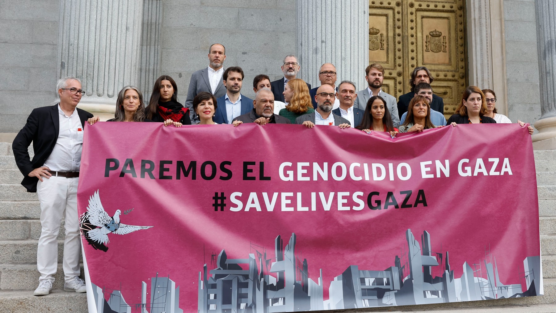 Diputados de Podemos con activistas palestinos en el exterior del Congreso. (Foto: EP)