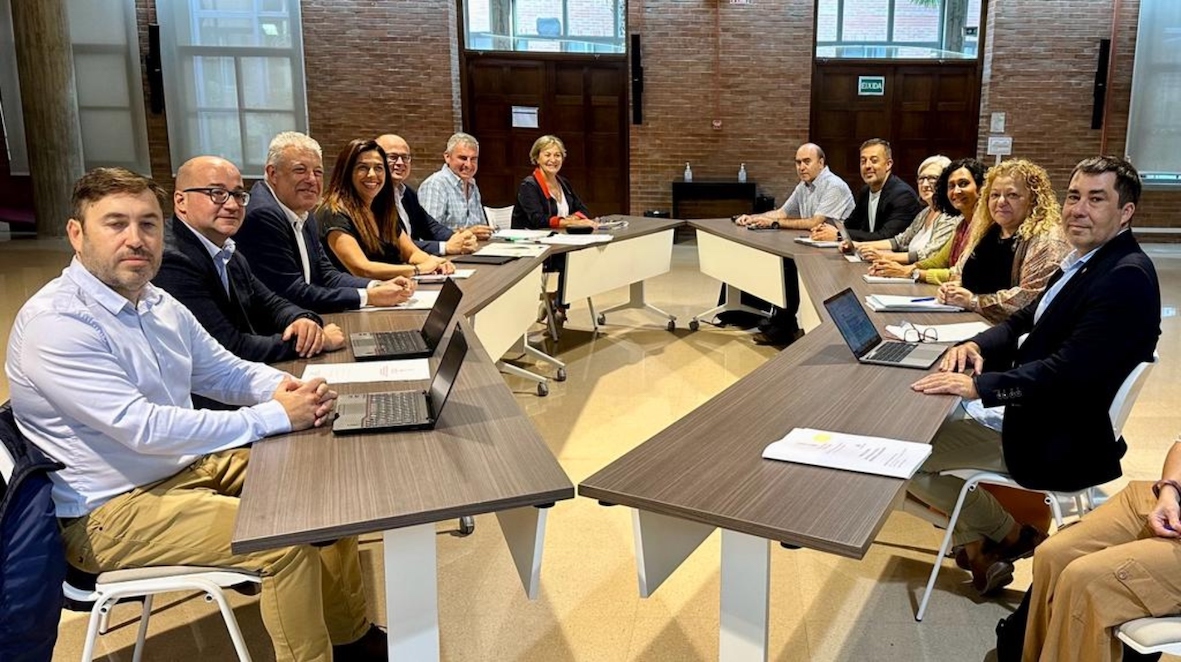 Reunión de la comisión gestora de los procesos de acceso a la EBAU, este martes, en Valencia.