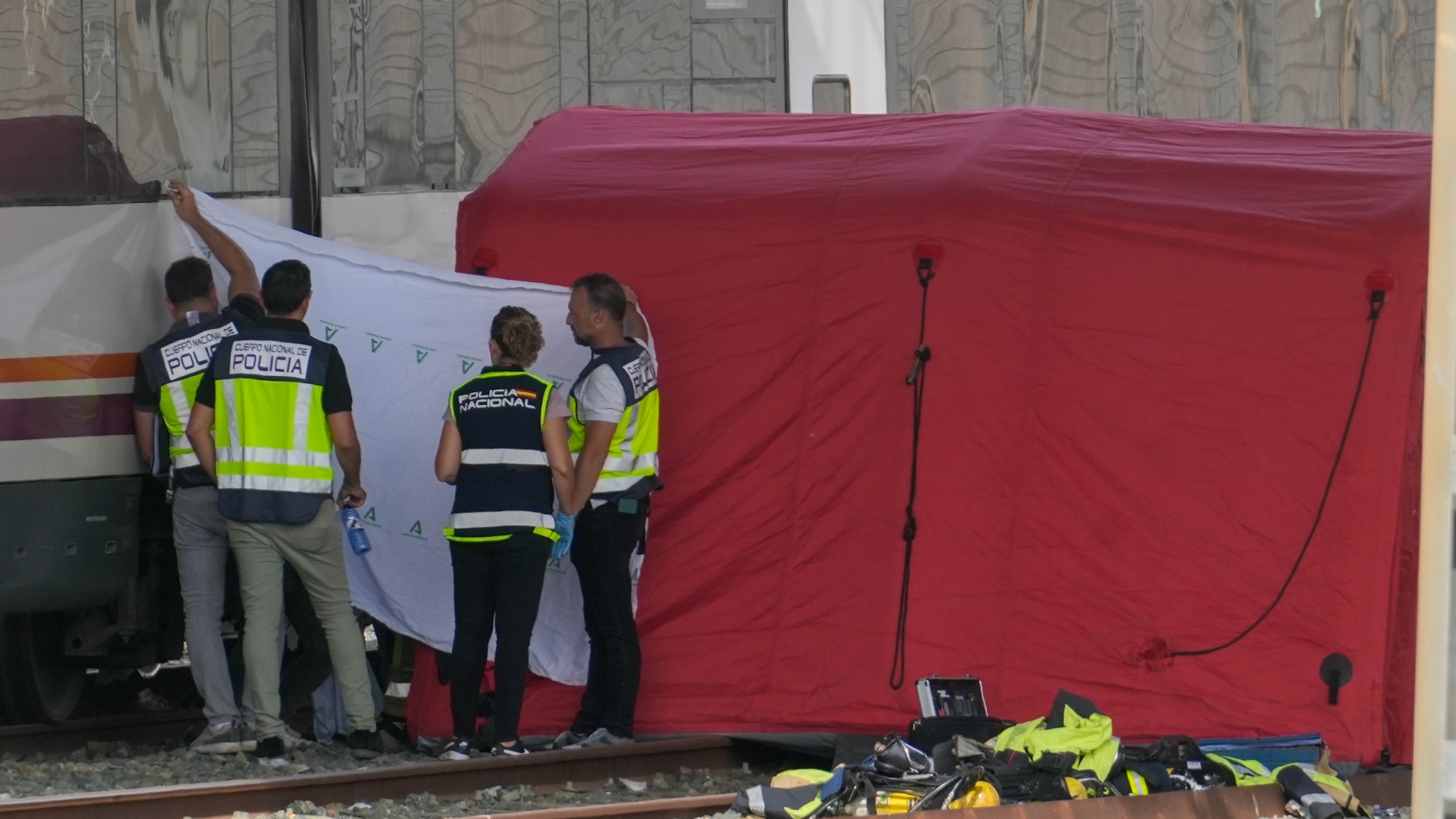 La Policía despliega el dispositivo para sacar del tren el cadáver de Alvaro Prieto (EUROPA PRESS).