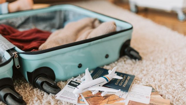 Se acabó viajar con tu maleta de mano: la estrategia de una aerolínea lo cambiará todo