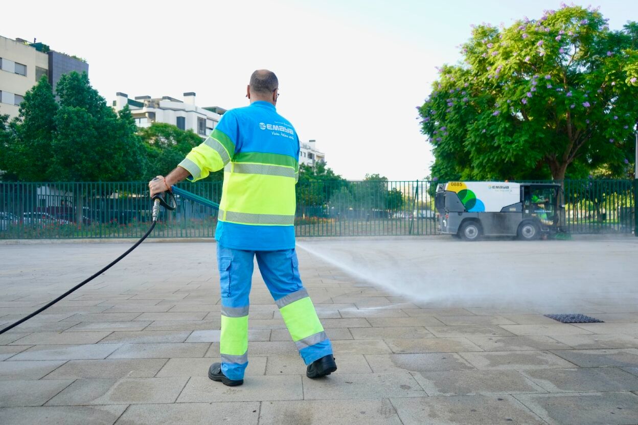 Un trabajador de Emaya limpiando las calles de Palma.
