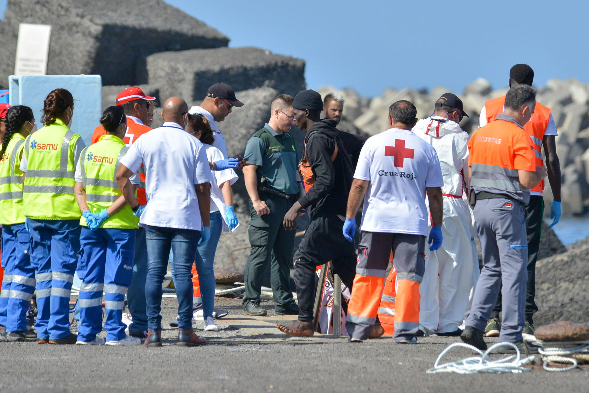Los servicios de emergencia atendiendo a inmigrantes recién llegados a las costas de Canarias.