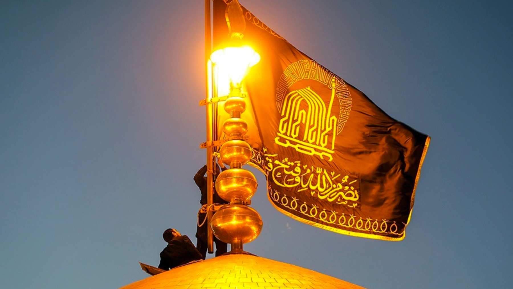 La bandera negra en el santuario islamico de Imam Reza (Irán).
