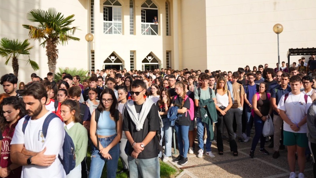 Estudiantes y compañeros de Álvaro Prieto guardan un minuto de silencio a las puertas del Aulario Averroes, en el Campus de Rabanales.