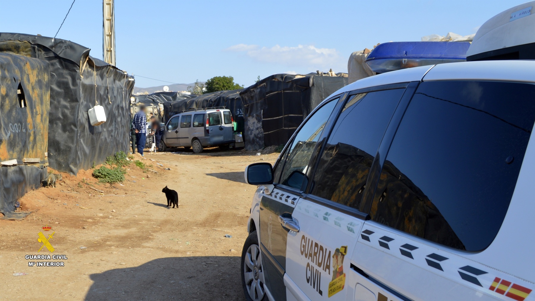 Agentes de la Guardia Civil liberan a la menor vendida y prostituida en un asentamiento chabolista de Níjar (GC).